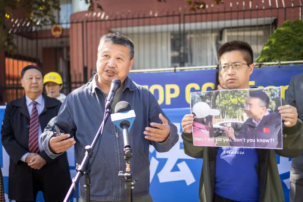 Houqiang Yu (izquierda), presidente del Partido Democrático de China en Canadá, habla en una conferencia de prensa celebrada frente al Consulado chino en Toronto tras el ataque a practicantes de Falun Gong ocurrido allí a principios de semana, el 24 de septiembre de 2026. (The Epoch Times)