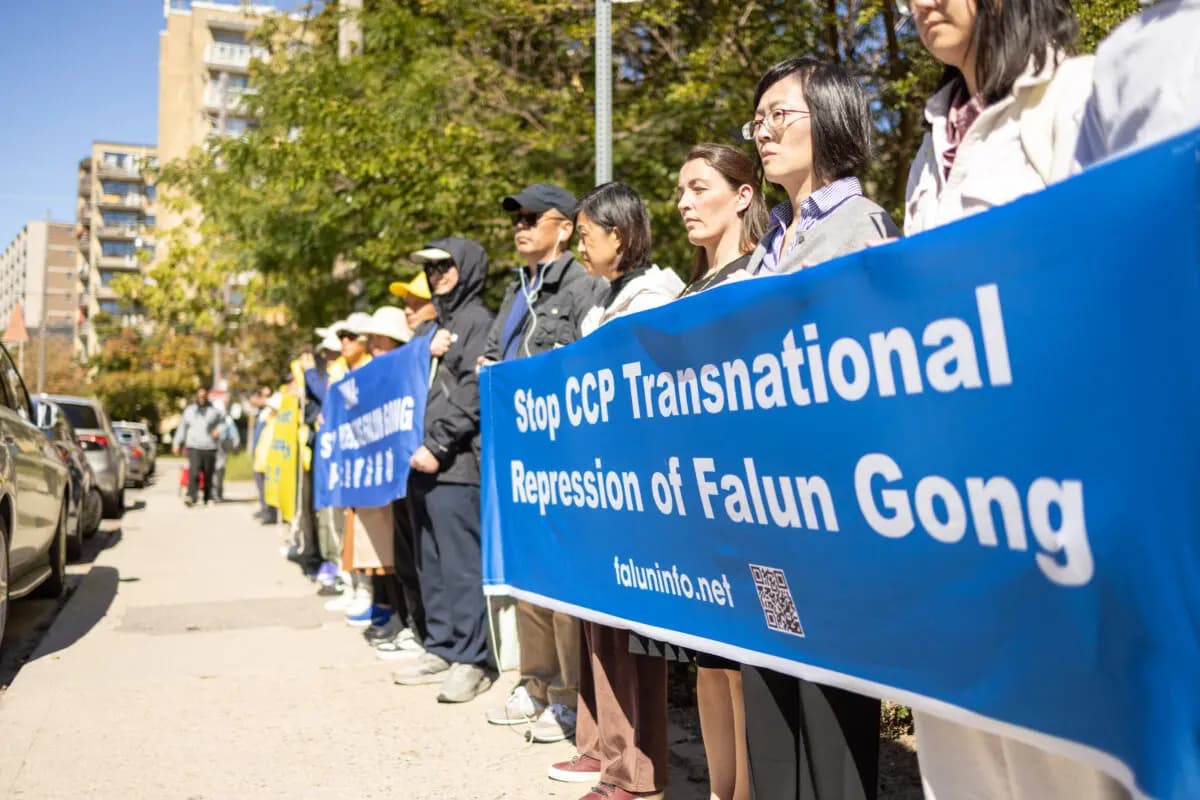 Practicantes y simpatizantes de Falun Gong se congregan frente al Consulado chino en Toronto, tras el ataque sufrido por practicantes de Falun Gong a principios de semana, el 24 de septiembre de 2026. (The Epoch Times)