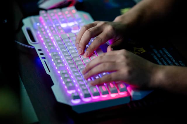 Un miembro de un grupo de hackers utiliza su ordenador en su oficina en Dongguan, provincia de Guangdong, China, el 4 de agosto de 2020. (Nicolas Asfouri/AFP vía Getty Images).