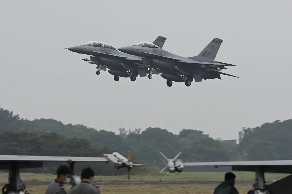 Dos cazas F-16V armados de fabricación estadounidense sobrevuelan una base aérea en Chiayi, al sur de Taiwán, el 5 de enero de 2022. (Sam Yeh/AFP vía Getty Images)