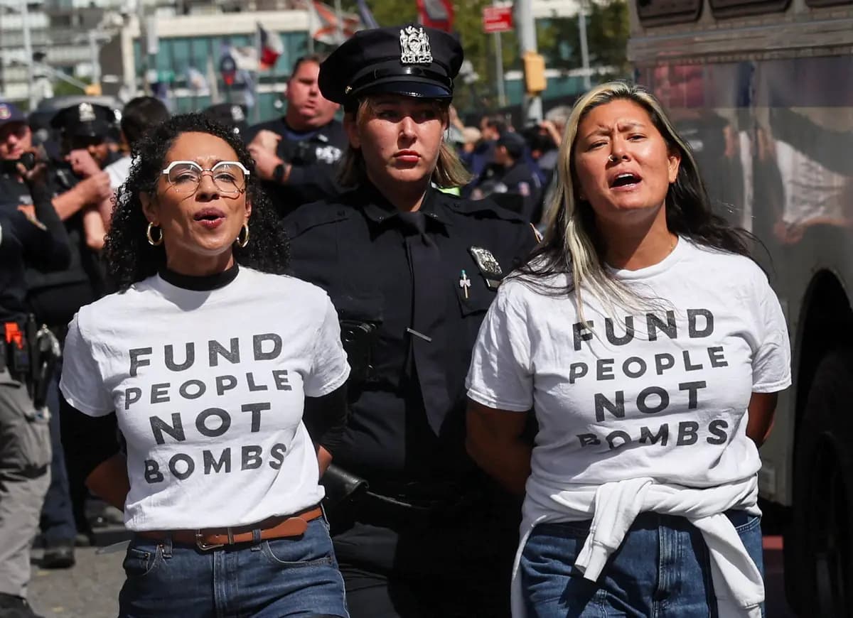 <em>La candidata demócrata al Congreso, Darializa Avila Chevalier (izquierda), es detenida junto a otro manifestante durante una protesta mientras el primer ministro israelí, Benjamin Netanyahu, se dirigía a la Asamblea General de la ONU en Nueva York el 24 de septiembre de 2026. (Shannon Stapleton/Reuters).</em>