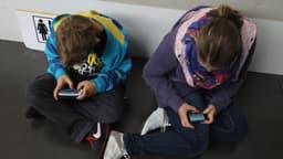 "Era innecesario": Profesores en México cuestionan regulación de celulares en escuelas
