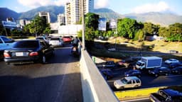 Una colisión de más de diez vehículos causa dos muertes y 16 heridos en Caracas