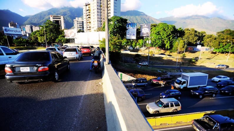 Una colisión de más de diez vehículos causa una muerte y 15 heridos en Caracas