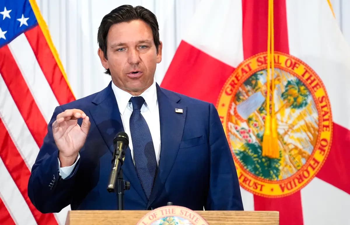 El gobernador de Florida, Ron DeSantis, durante una rueda de prensa celebrada en Tampa, Florida el 12 de agosto de 2025. (Chris O'Meara/AP Photo).
