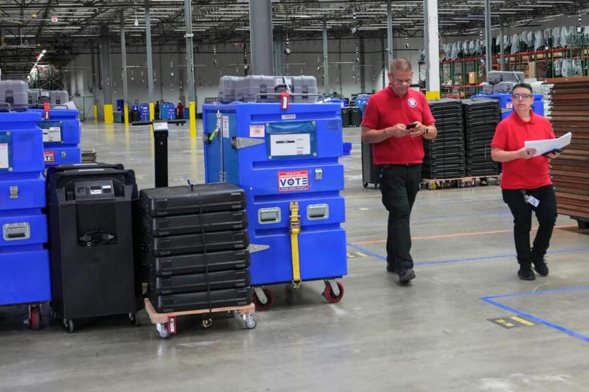 Empleados preparan equipos de votación en el almacén del Centro de Capacitación y Apoyo del Supervisor de Elecciones de Miami-Dade en Doral, Florida, el 13 de agosto de 2026. (Foto AP/Lynne Sladky).