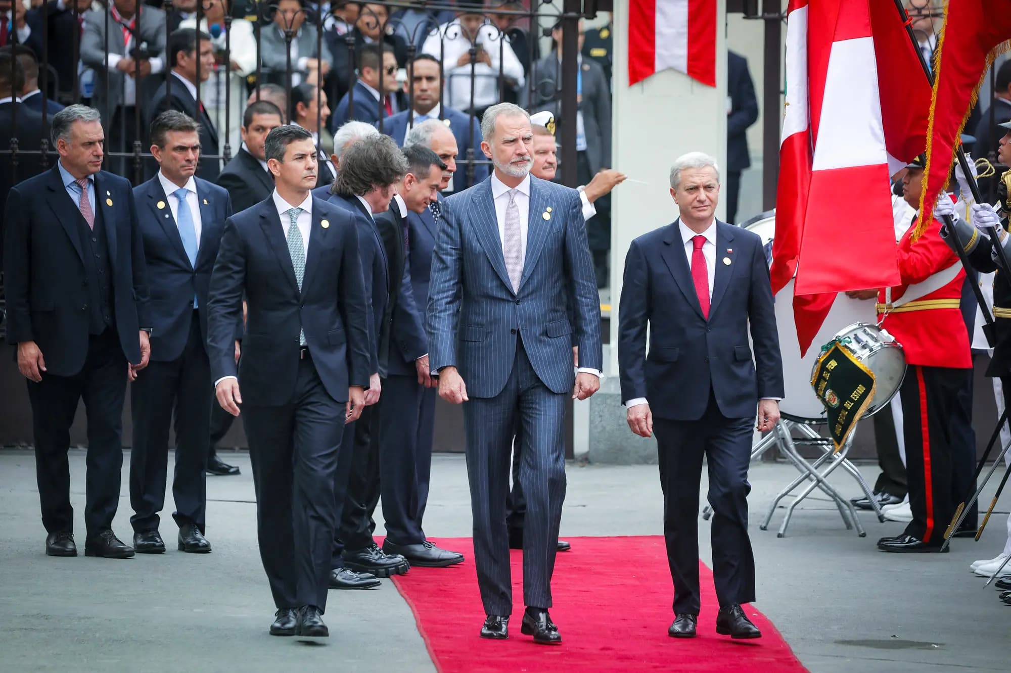 <em>(Primer plano, de izquierda a derecha) El presidente paraguayo Santiago Peña, el rey español Felipe VI y el presidente chileno José Antonio Kast llegan a la toma de posesión de la presidenta electa peruana Keiko Fujimori en Lima, Perú, el 28 de julio de 2026. Fujimori fue la última de una serie de líderes latinoamericanos conservadores elegidos. (AFP vía Getty Images).</em>