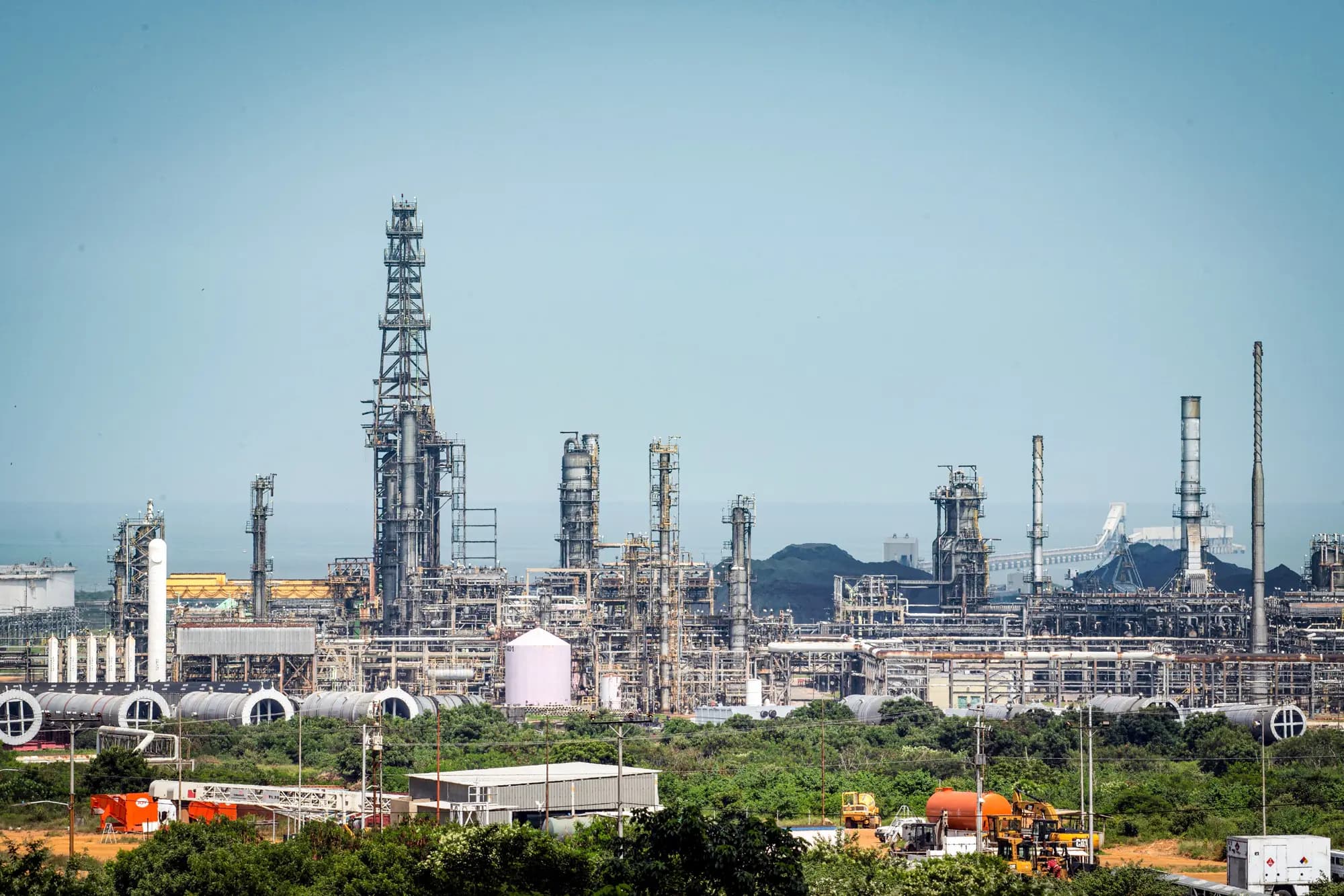 <em>Una refinería de petróleo de la empresa estatal Petróleos de Venezuela en Puerto La Cruz, Venezuela, el 4 de noviembre de 2021. (Yuri Cortez/AFP vía Getty Images).</em>