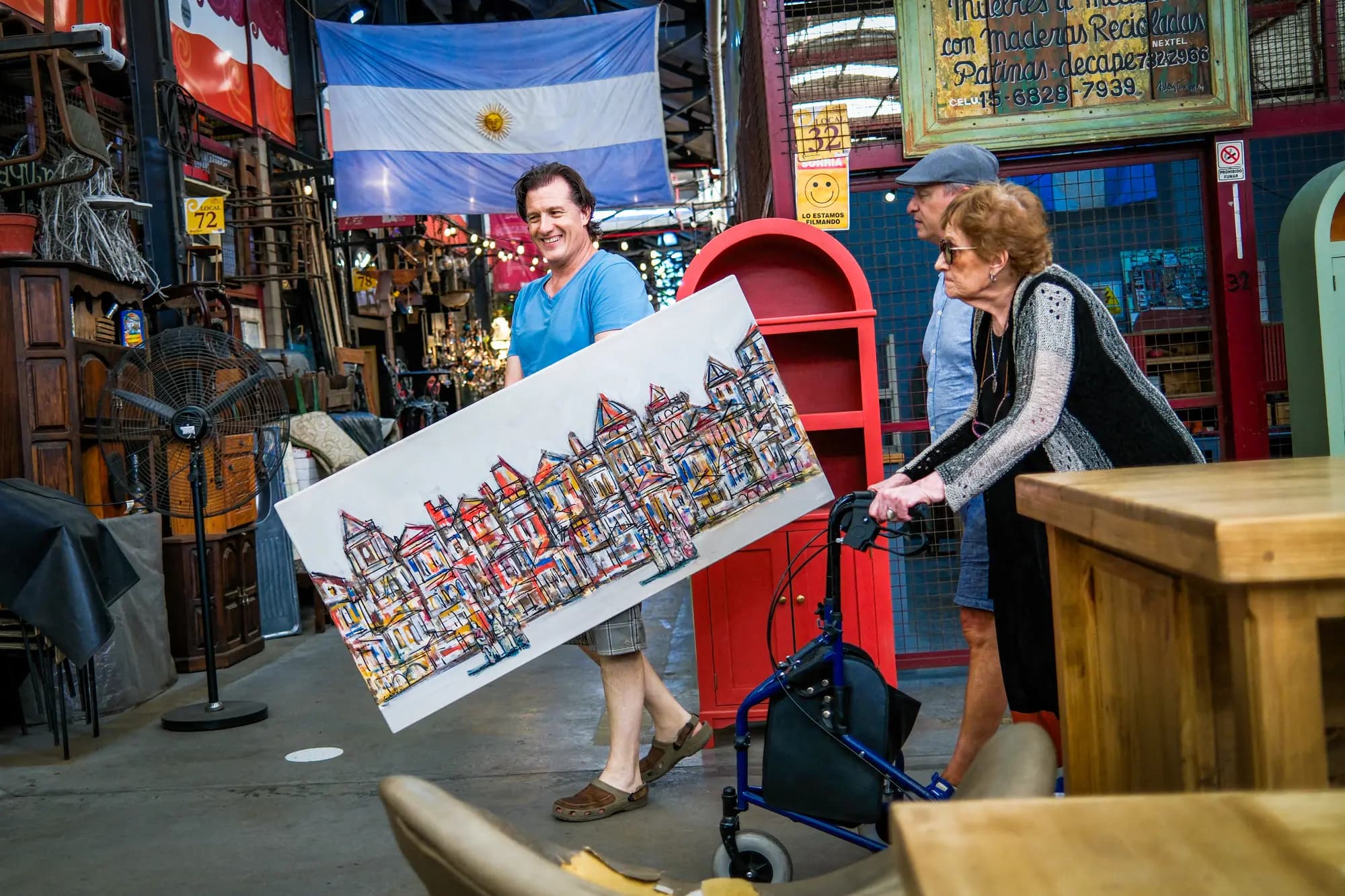 <em>Un hombre lleva un cuadro en el Mercado de las Pulgas, en el barrio Colegiales de Buenos Aires, el 4 de enero de 2026. El candidato presidencial brasileño Renan Santos se ha inspirado en el presidente argentino Javier Milei. (Tomas Cuesta/AFP vía Getty Images).</em>