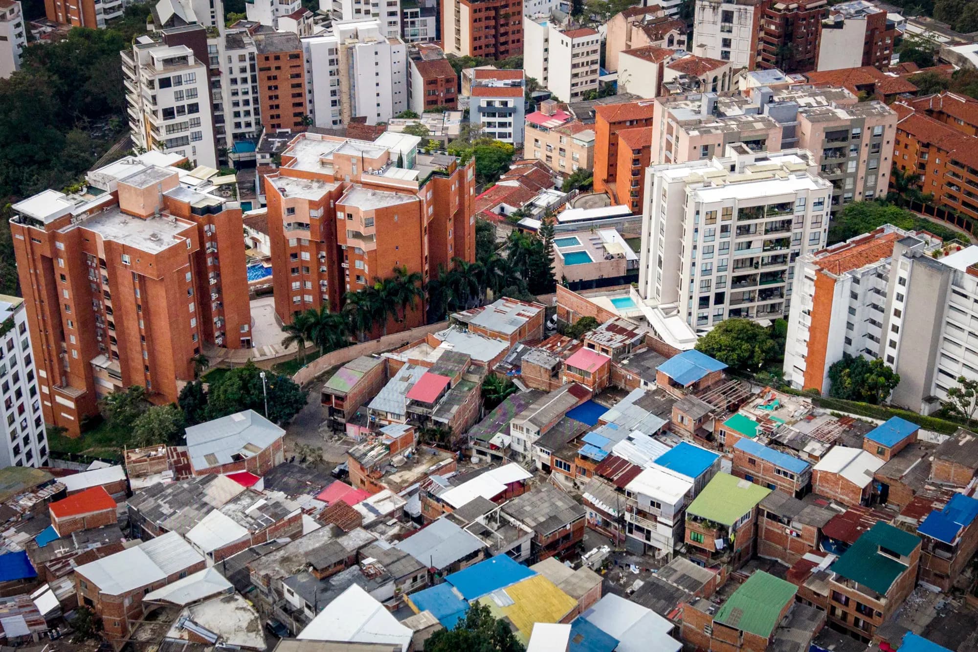 <em>Los barrios de Santa Teresita y Mameyal en la región occidental de Cali, Colombia, el 10 de junio de 2026. (Joaquin Sarmiento/AFP vía Getty Images).</em>