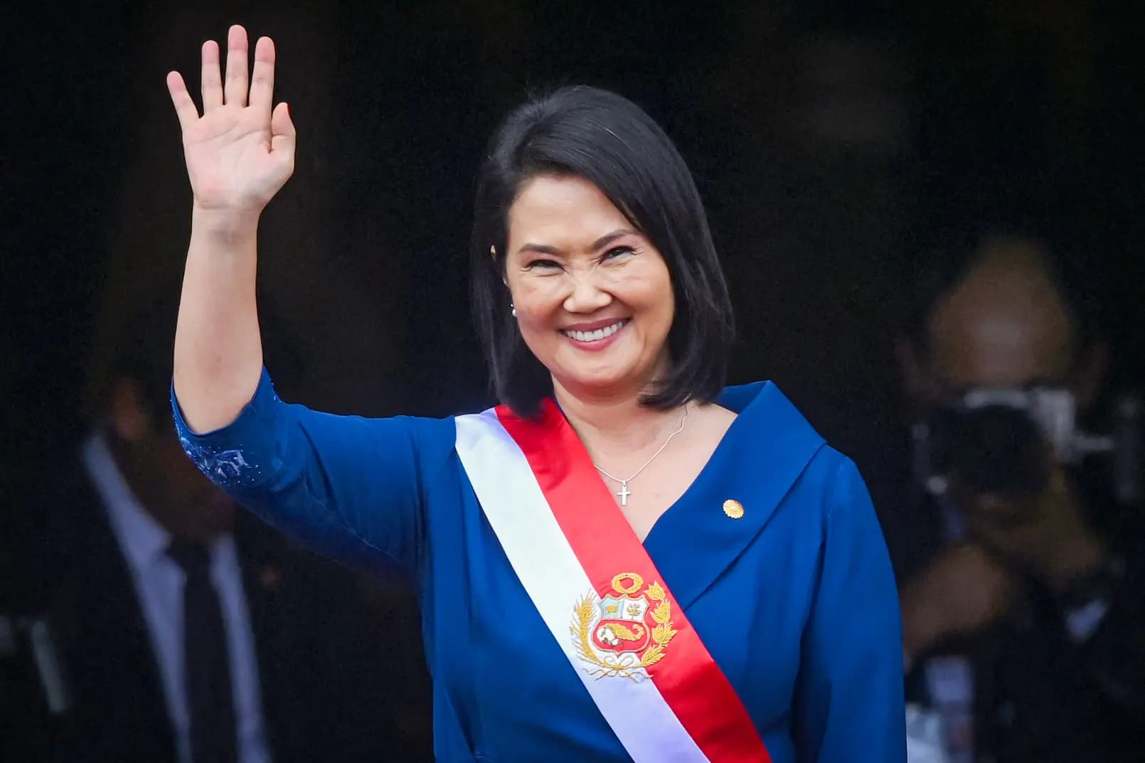 <em>(Arriba) El presidente colombiano Abelardo de la Espriella levanta el puño tras su ceremonia de investidura en Cali, Colombia, el 7 de agosto de 2026. (Abajo) La presidenta peruana Keiko Fujimori saluda desde el Palacio de Gobierno tras su ceremonia de investidura en Lima, Perú, el 28 de julio de 2026. (Gabriel Aponte/Getty Images, Connie France/AFP vía Getty Images).</em>