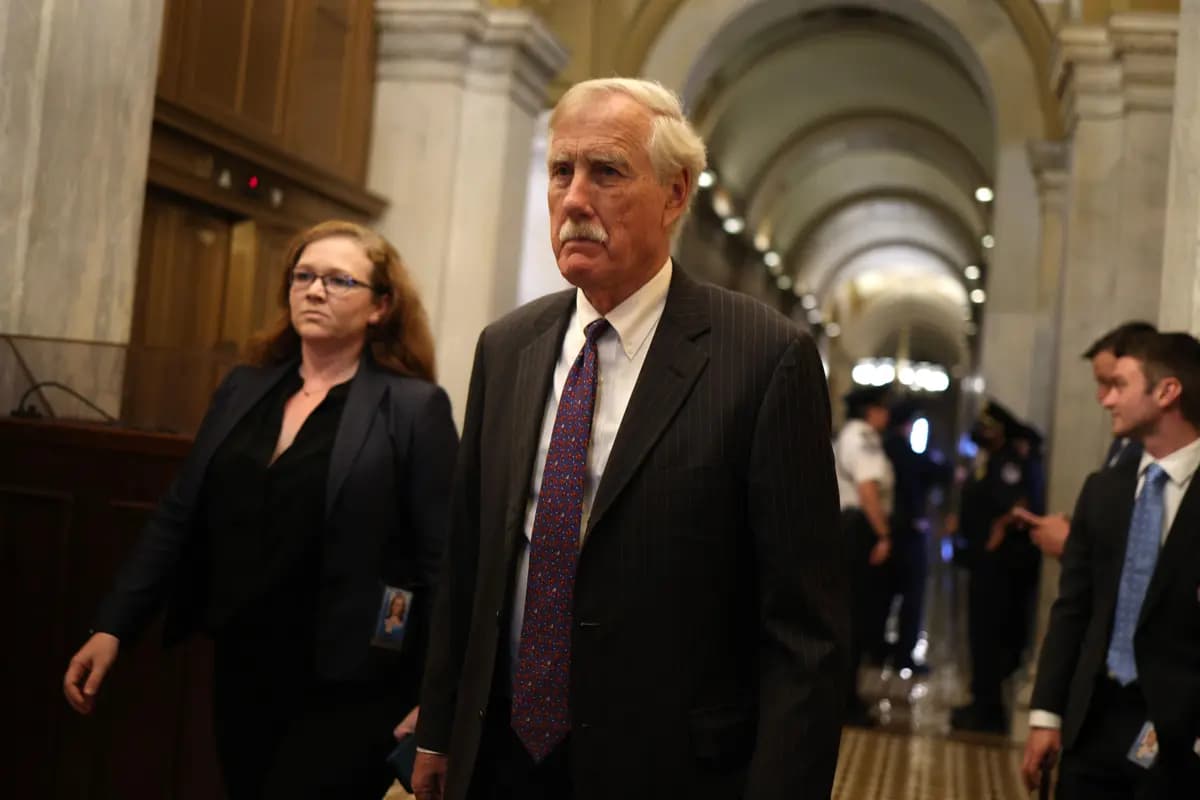 El senador Angus King (I-Maine) camina por el Capitolio de Estados Unidos durante una votación en Washington el 21 de julio de 2021. (Anna Moneymaker/Getty Images).