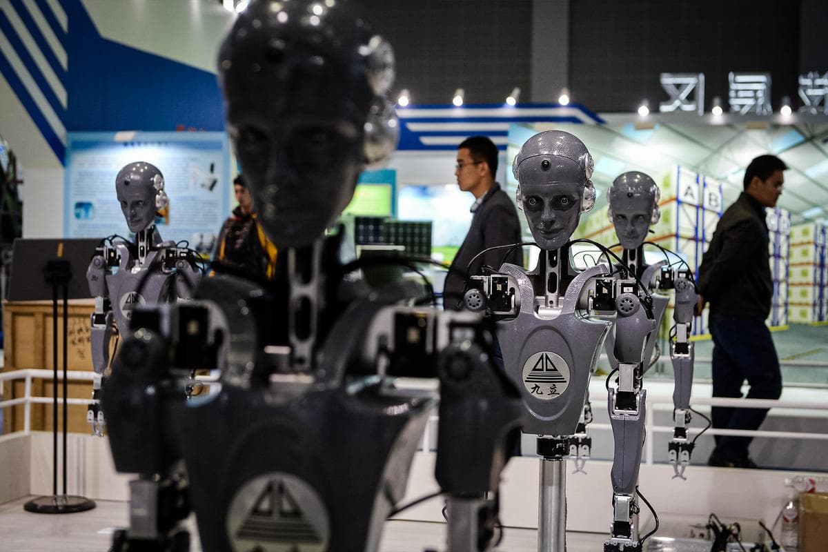 El 2 de noviembre de 2015 se exhiben robots industriales en un stand de la Feria Internacional de la Industria de China 2015, celebrada en Shanghái. (Getty Images).