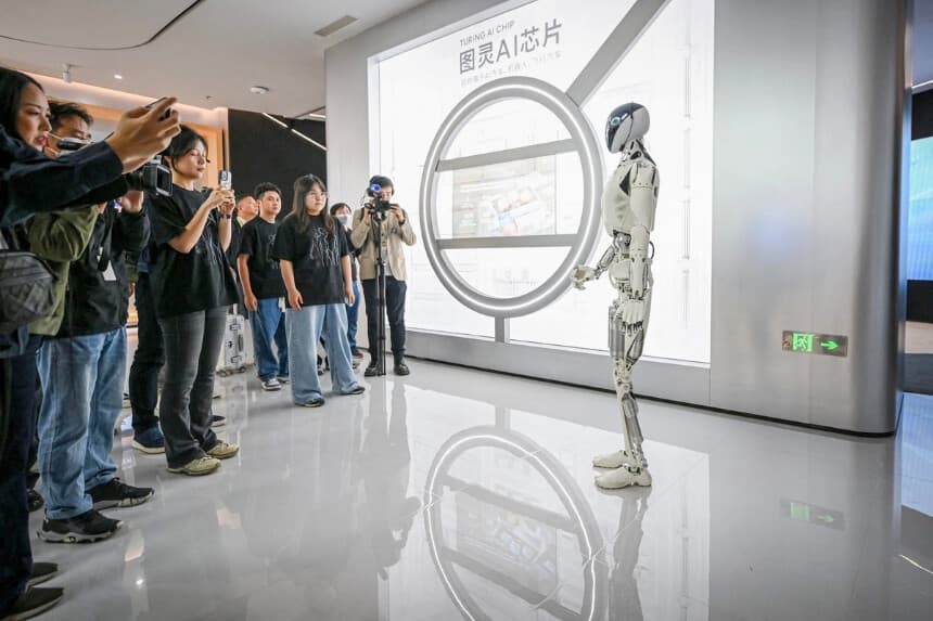 El robot humanoide Iron de última generación de Xpeng habla con los medios durante una visita a su sala de exposiciones en su sede central en Guangzhou, provincia de Guangdong, China, el 5 de noviembre de 2025. (Jade Gao/AFP vía Getty Images).
