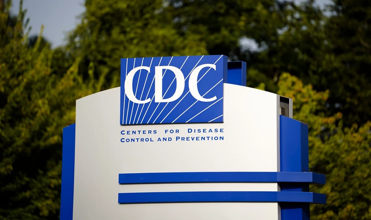 CDC recomiendan vacuna COVID-19 a todos los adultos y a muchos niños