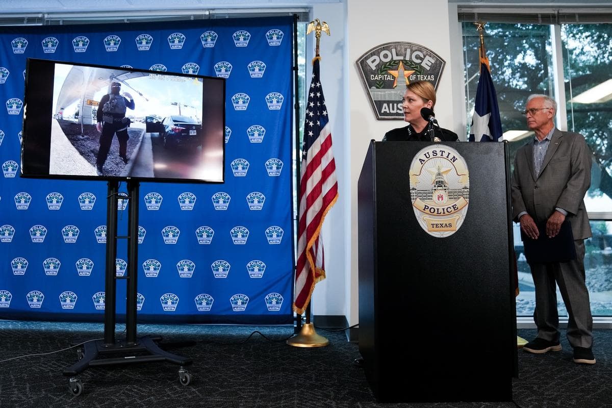 La jefa de policía de Austin, Lisa Davis, y el alcalde Kirk Watson observan cómo se reproducen las imágenes de una cámara corporal durante una rueda de prensa celebrada en la sede de Seguridad Pública de Austin el 22 de septiembre de 2026, en la que se ofrecieron los últimos datos tras el tiroteo del domingo en el que un agente del ICE hirió a un hombre. (Sara Diggins/The San Antonio Express-News vía AP).