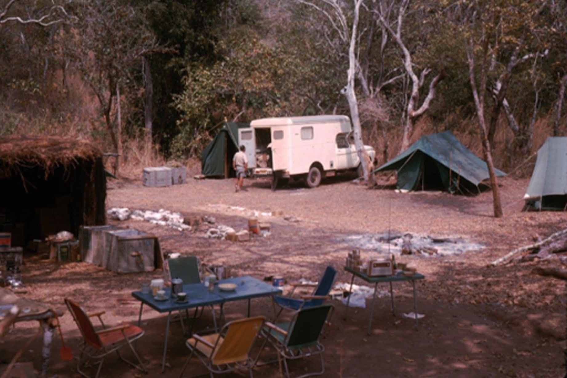 Campamento base de baja tecnología de Cox en la cuenca de Ruhuhu en Tanzania en 1963. (Universidad de Bristol).