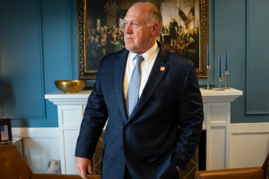 Tom Homan, zar de la frontera de la Casa Blanca, tras una entrevista con «American Thought Leaders» en Washington el 24 de septiembre de 2026. (Madalina Kilroy/The Epoch Times).