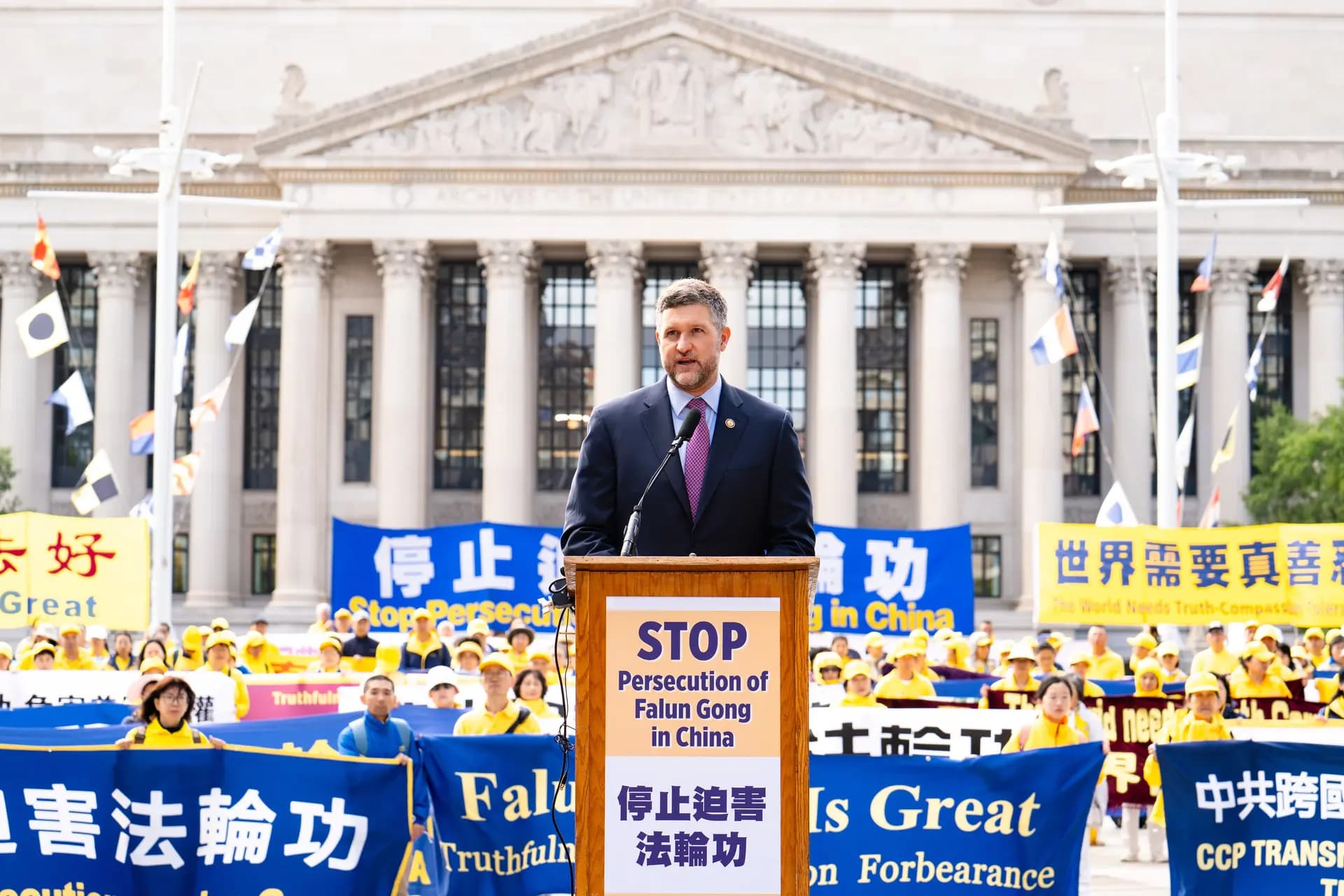 El representante Pat Ryan (D-N.Y.) habla en una manifestación para exigir el fin de la persecución de Falun Gong por parte del Partido Comunista Chino, durante la visita de Estado del líder chino Xi Jinping a Washington el 24 de septiembre de 2026. (Samira Bouaou/The Epoch Times)