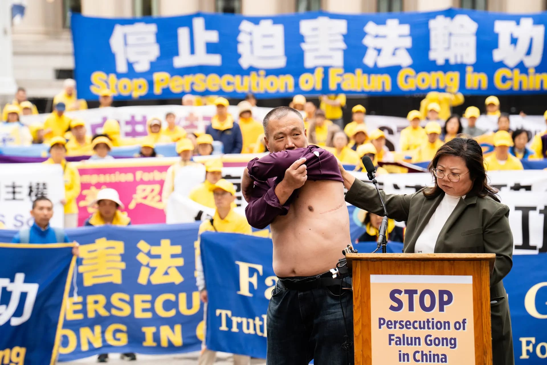 Cheng Peiming, un practicante de Falun Gong al que le extrajeron órganos a la fuerza en China, muestra sus cicatrices en una manifestación para exigir el fin de la persecución del Partido Comunista Chino contra Falun Gong, durante la visita de Estado del líder chino Xi Jinping a Washington el 24 de septiembre de 2026. (Samira Bouaou/The Epoch Times)