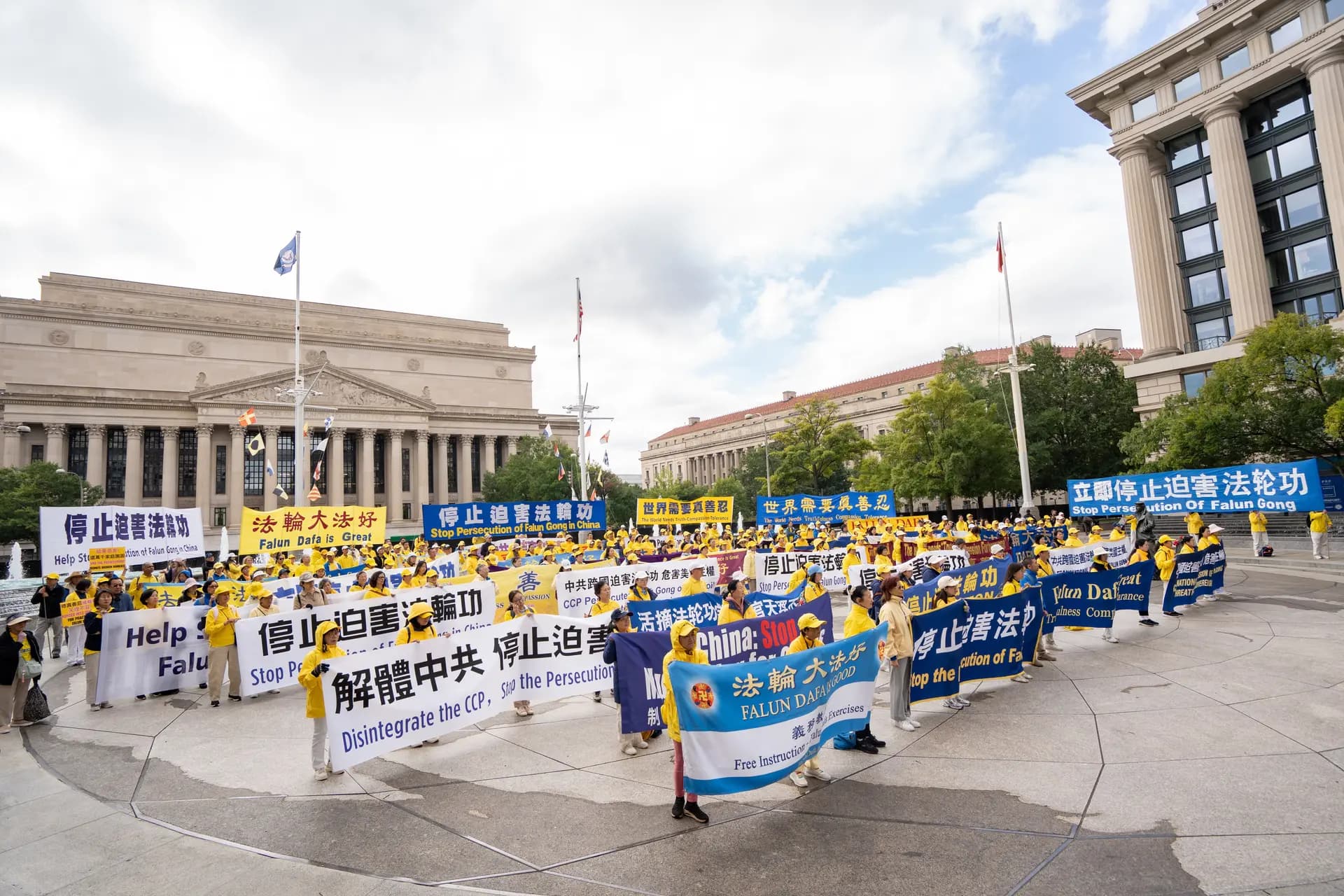 Practicantes de Falun Gong realizan una manifestación para exigir el fin de la persecución del Partido Comunista Chino contra esta práctica espiritual durante la visita de Estado del líder chino Xi Jinping a Washington el 24 de septiembre de 2026. (Samira Bouaou/The Epoch Times)