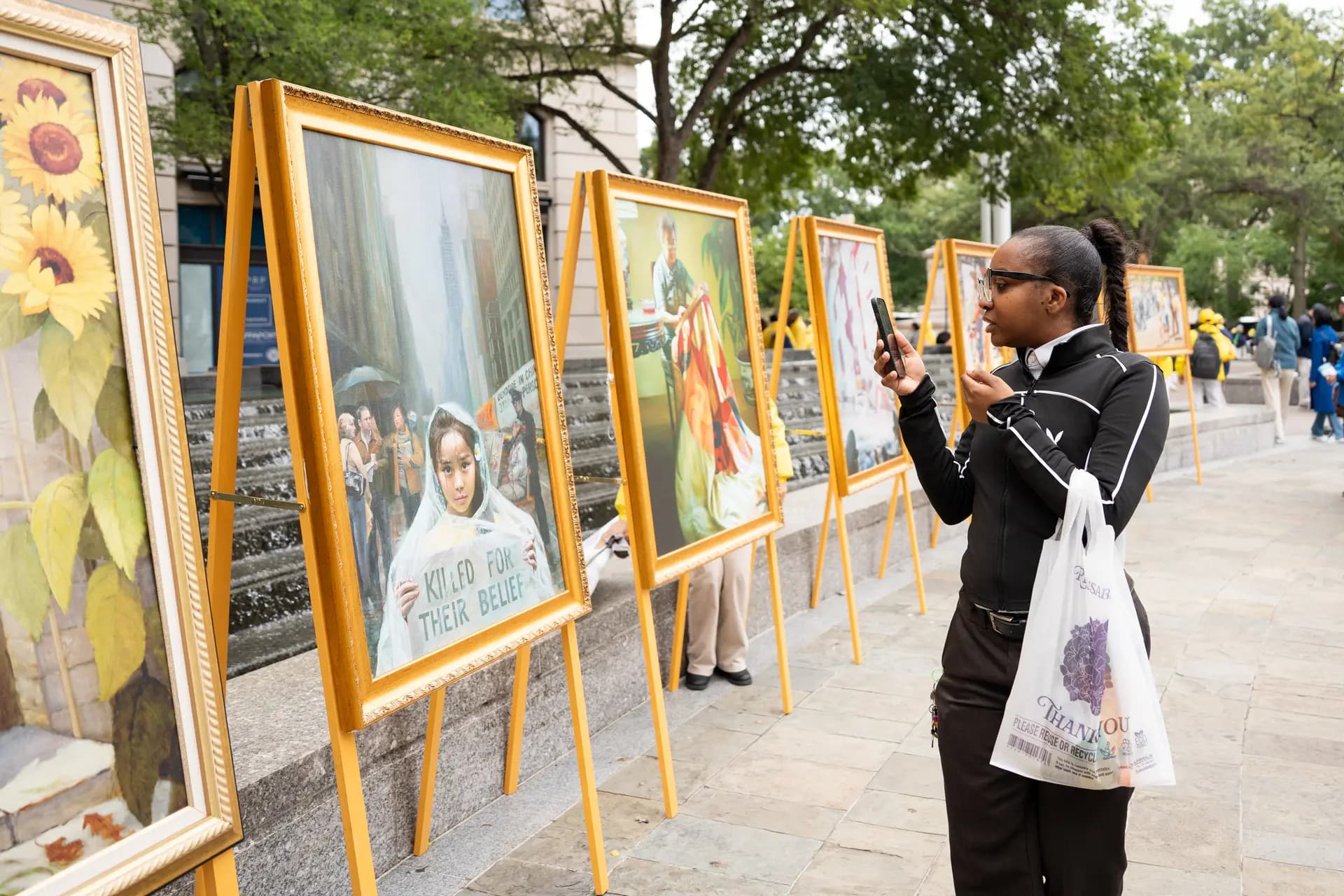 Se exhibe una muestra de arte "Zhen Shan Ren" mientras los practicantes de Falun Gong realizan una manifestación para exigir el fin de la persecución del Partido Comunista Chino contra esta práctica espiritual, durante la visita de Estado del líder chino Xi Jinping a Washington el 24 de septiembre de 2026. (Samira Bouaou/The Epoch Times)