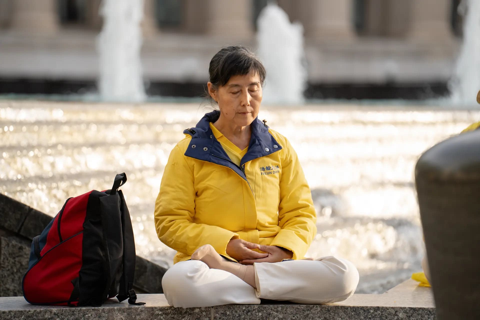 Los practicantes de Falun Gong realizan los ejercicios durante eventos para exigir el fin de la persecución del Partido Comunista Chino contra esta práctica espiritual, durante la visita de Estado del líder chino Xi Jinping a Washington el 24 de septiembre de 2026. (Samira Bouaou/The Epoch Times)