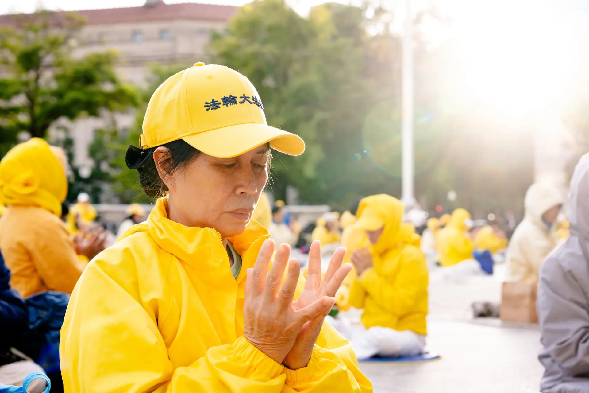 Practicantes de Falun Gong realizan los ejercicios en una manifestación en la que exigen el fin de la persecución del Partido Comunista Chino contra esta práctica espiritual, durante la visita de Estado del líder chino Xi Jinping a Washington el 24 de septiembre de 2026. (Samira Bouaou/The Epoch Times)