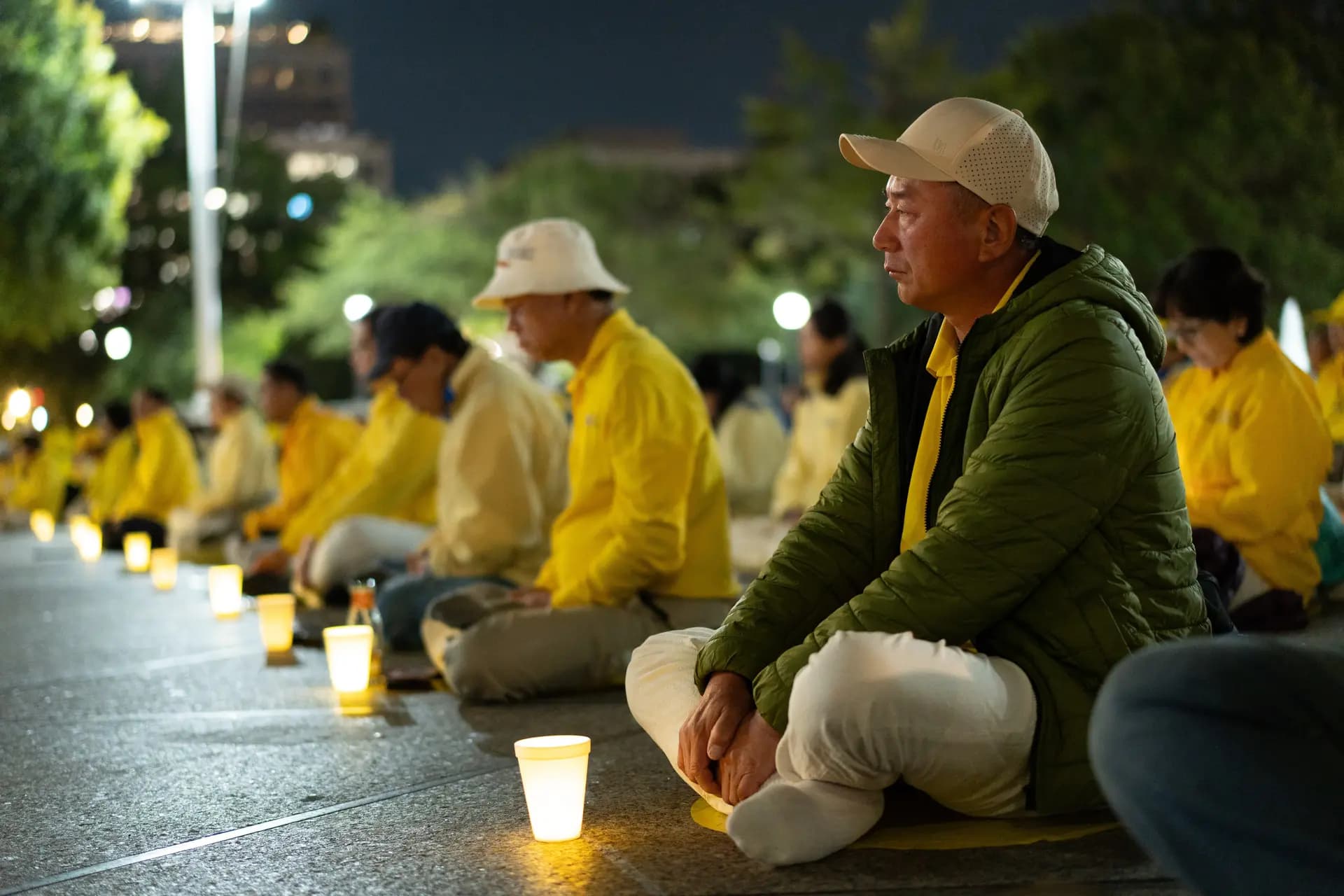 Los practicantes de Falun Gong realizan una vigilia con velas para exigir el fin de la persecución de esta práctica espiritual por parte del Partido Comunista Chino, durante la visita de Estado del líder chino Xi Jinping a Washington el 24 de septiembre de 2026. (Samira Bouaou/The Epoch Times)