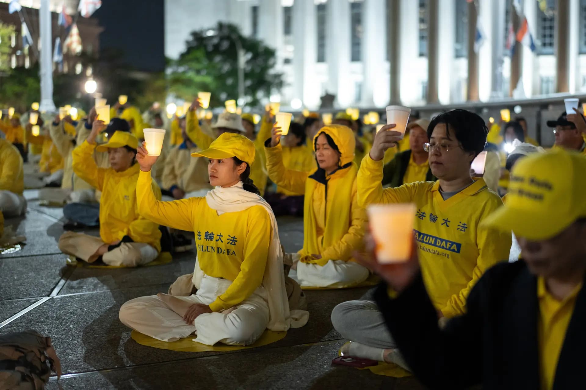 Los practicantes de Falun Gong realizan una vigilia con velas para exigir el fin de la persecución del Partido Comunista Chino contra esta práctica espiritual, durante la visita de Estado del líder chino Xi Jinping a Washington el 24 de septiembre de 2026. (Samira Bouaou/The Epoch Times)