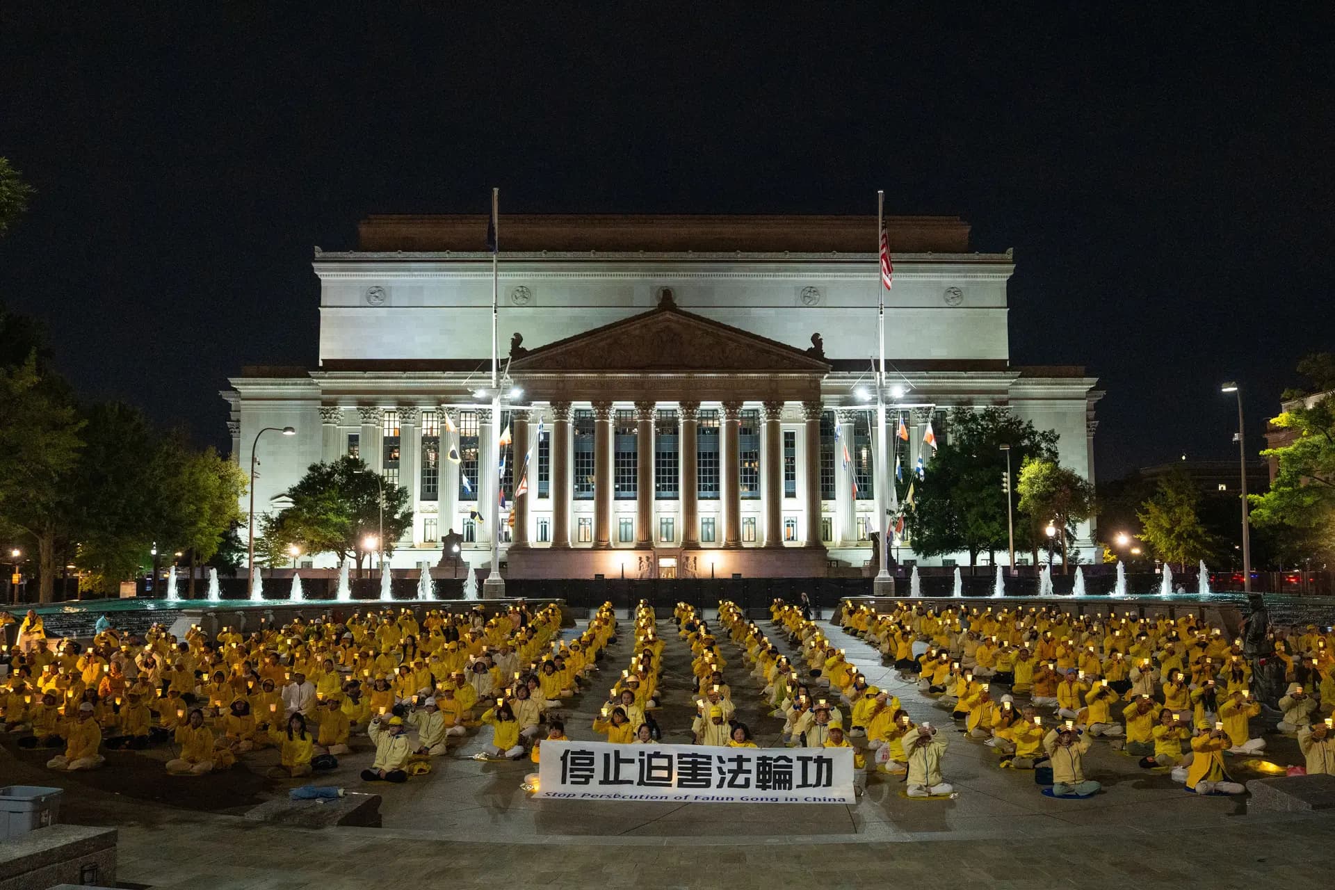 Los practicantes de Falun Gong realizan una vigilia con velas para pedir el fin de la persecución de esta práctica espiritual por parte del Partido Comunista Chino, durante la visita de Estado del líder chino Xi Jinping a Washington el 24 de septiembre de 2026. (Samira Bouaou/The Epoch Times)
