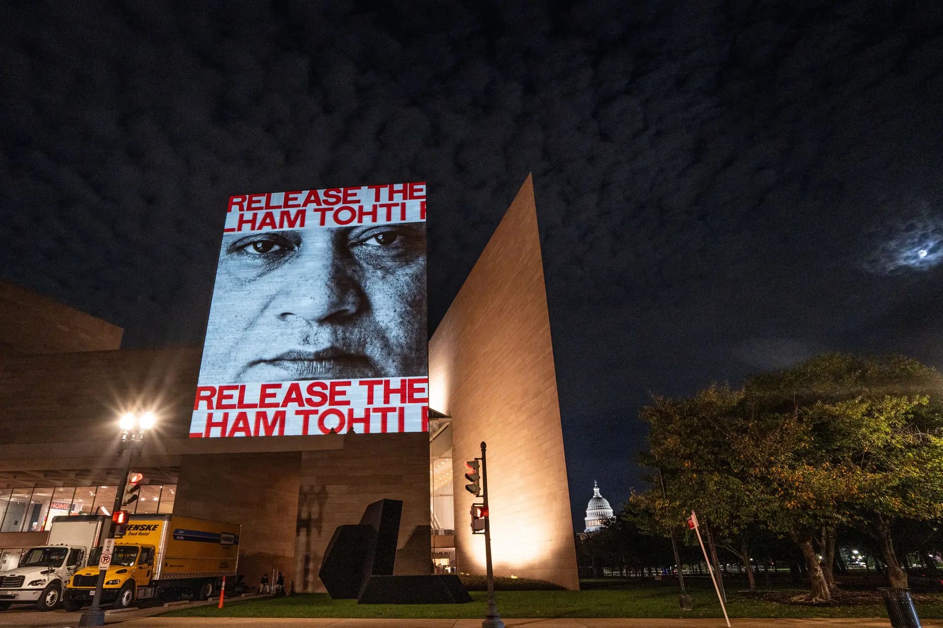Una foto proyectada de Ilham Tohti, un académico uigur detenido arbitrariamente y mantenido en régimen de incomunicación desde 2017, se exhibe en el edificio de la Galería Nacional de Arte mientras el líder chino Xi Jinping visita Washington el 23 de septiembre de 2026. (Samira Bouaou/The Epoch Times)