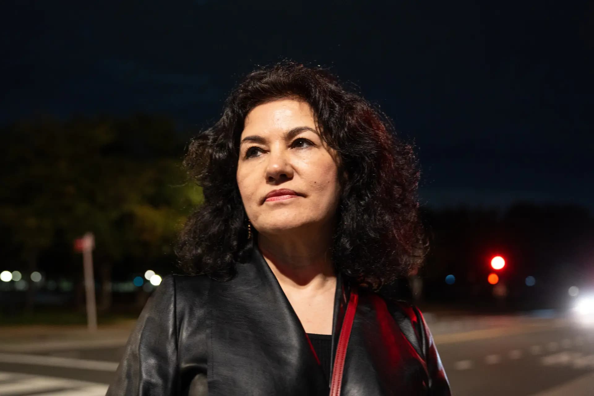 Rushan Abbas, directora ejecutiva de Campaign for Uyghurs, participa en una proyección de la Fundación de Derechos Humanos de fotos de algunos presos políticos en China en la fachada de la Galería Nacional de Arte, mientras el líder chino Xi Jinping realiza una visita de Estado a Washington el 23 de septiembre de 2026. (Samira Bouaou/The Epoch Times)