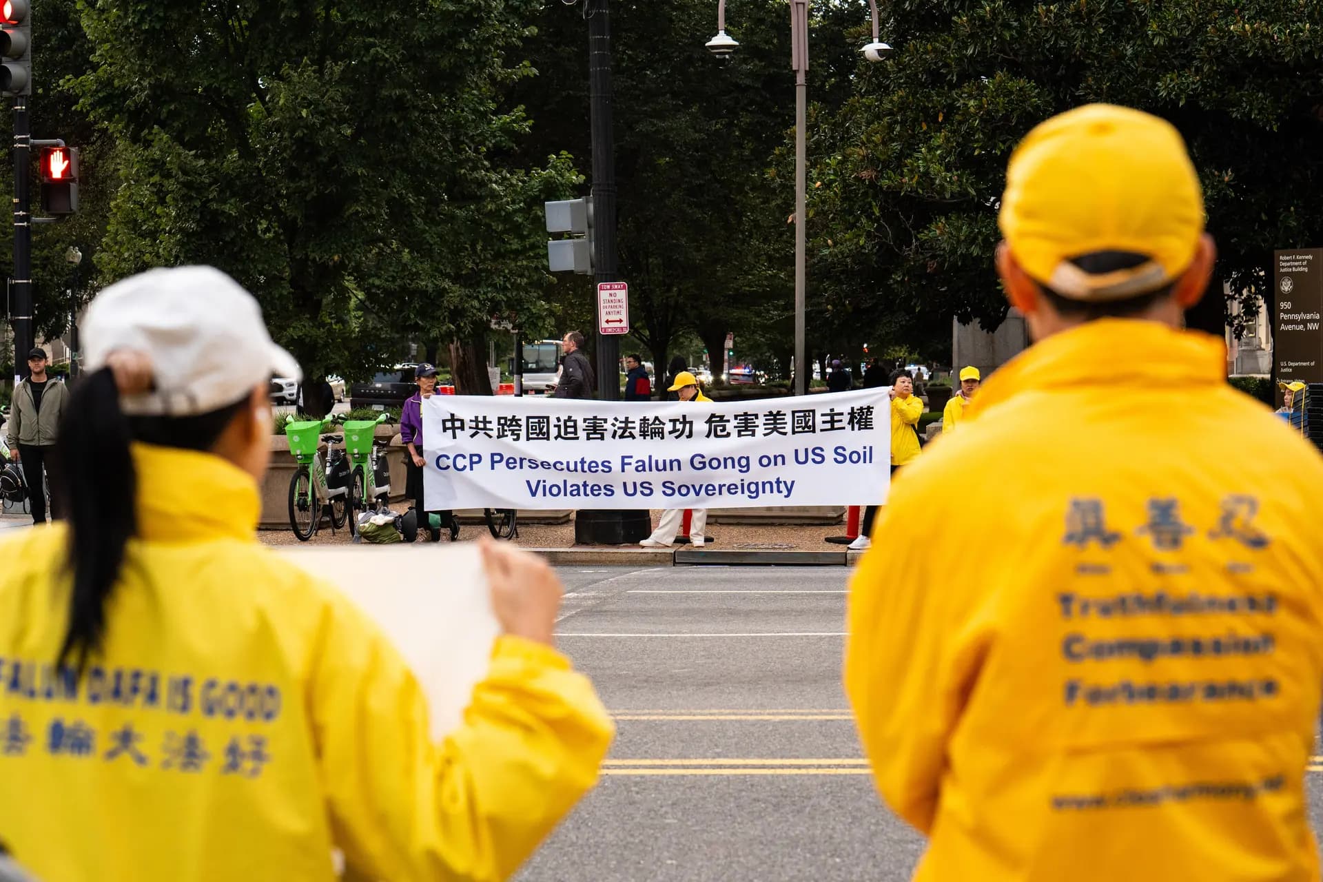Los practicantes de Falun Gong exigen el fin de la persecución del Partido Comunista Chino contra esta práctica espiritual, durante la visita de Estado del líder chino Xi Jinping a Washington el 23 de septiembre de 2026. (Samira Bouaou/The Epoch Times)