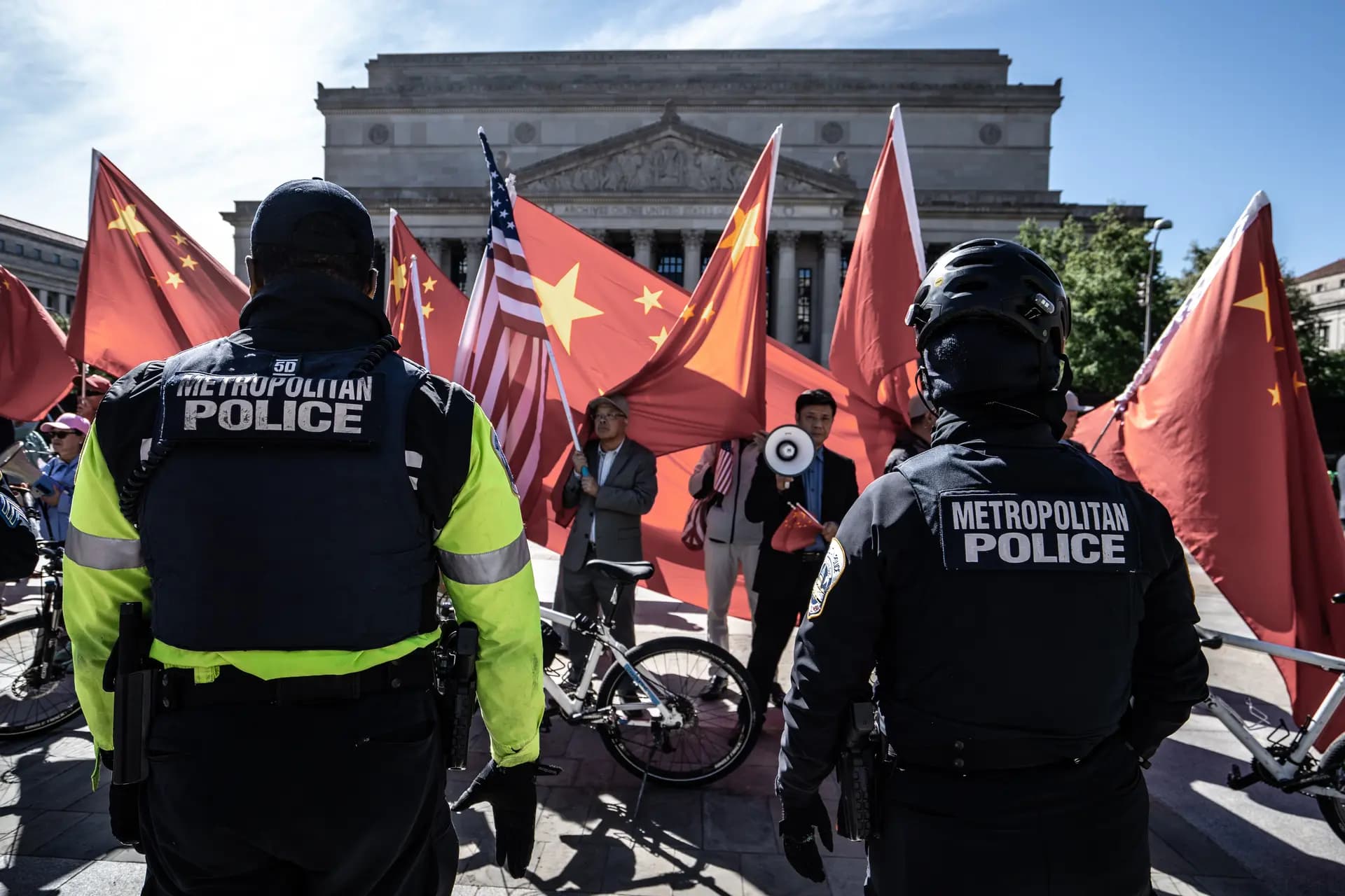 Activistas prodemocráticos protestan contra la visita de Estado del líder chino Xi Jinping frente a los Archivos Nacionales en Washington el 25 de septiembre de 2026. (Samira Bouaou/The Epoch Times)
