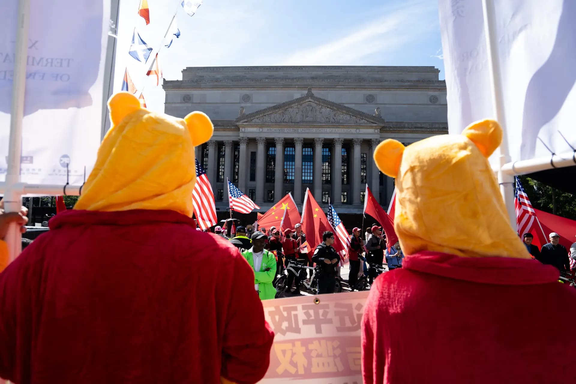 Activistas prodemocráticos protestan contra la visita de Estado del líder chino Xi Jinping frente a los Archivos Nacionales en Washington el 25 de septiembre de 2026. (Samira Bouaou/The Epoch Times)