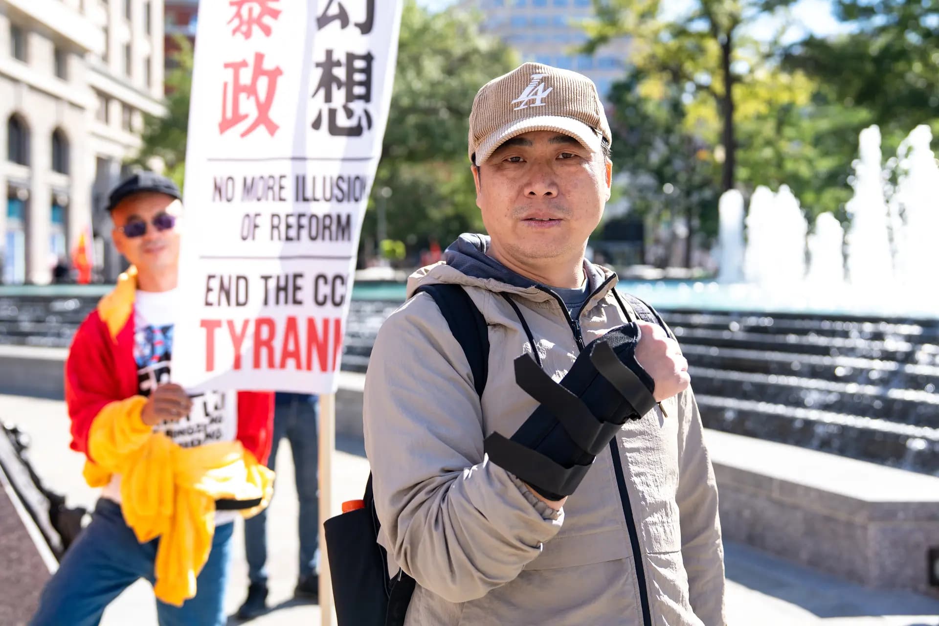 Ben Xue Wang, miembro del Partido de la Democracia China, muestra sus lesiones un día después de haber sido agredido por manifestantes pro-Pekín durante la visita de Estado del líder chino Xi Jinping frente a los Archivos Nacionales en Washington el 25 de septiembre de 2026. (Samira Bouaou/The Epoch Times)