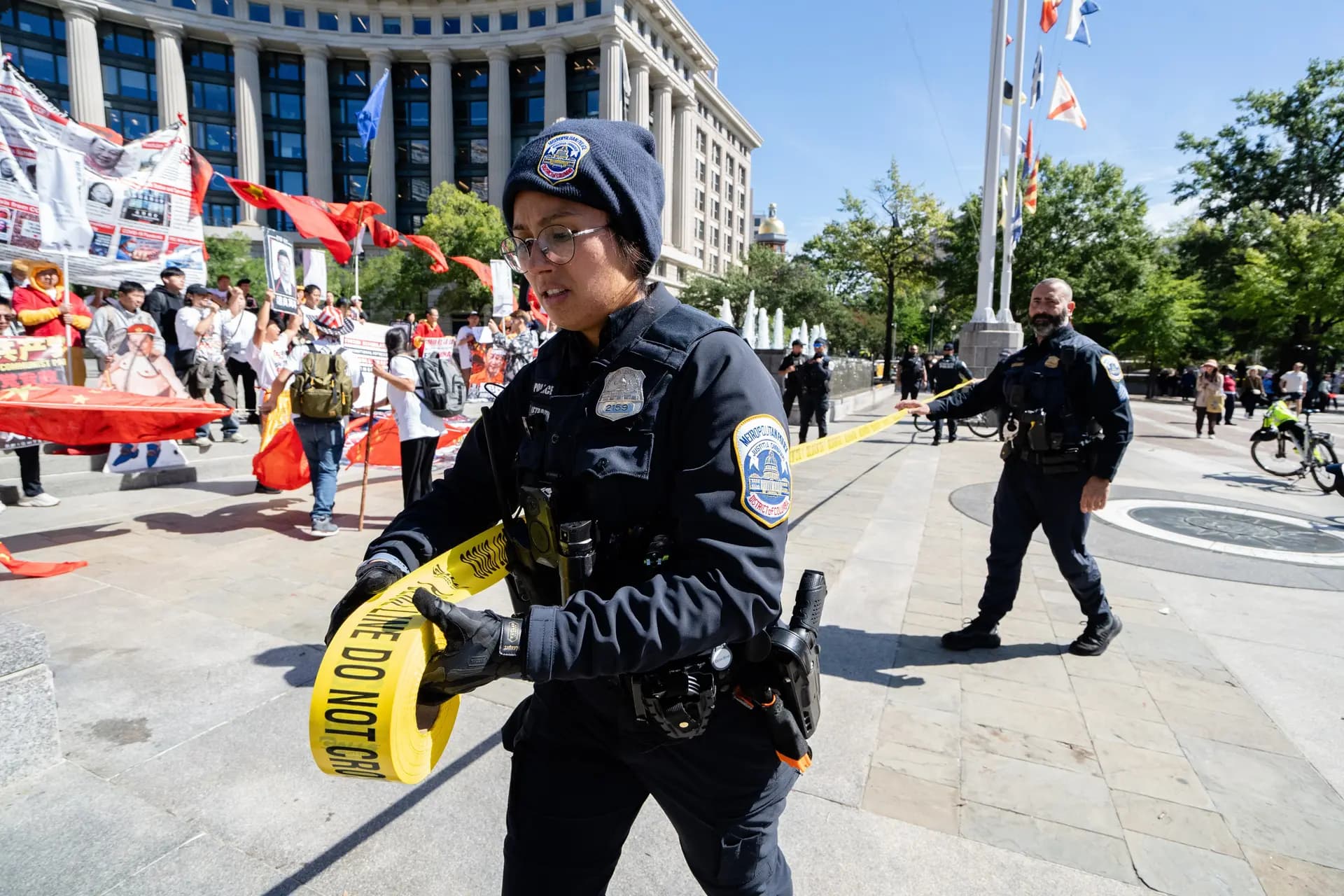 Activistas prodemocráticos protestan contra la visita de Estado del líder chino Xi Jinping frente a los Archivos Nacionales en Washington el 25 de septiembre de 2026. (Samira Bouaou/The Epoch Times)
