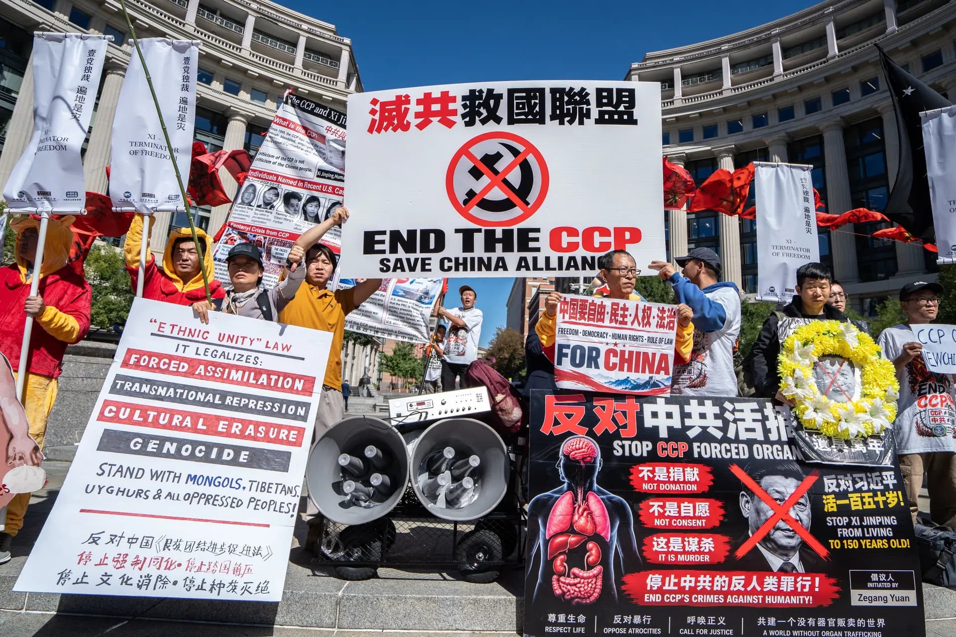 Activistas prodemocráticos protestan contra la visita de Estado del líder chino Xi Jinping frente a los Archivos Nacionales en Washington el 25 de septiembre de 2026. (Samira Bouaou/The Epoch Times)