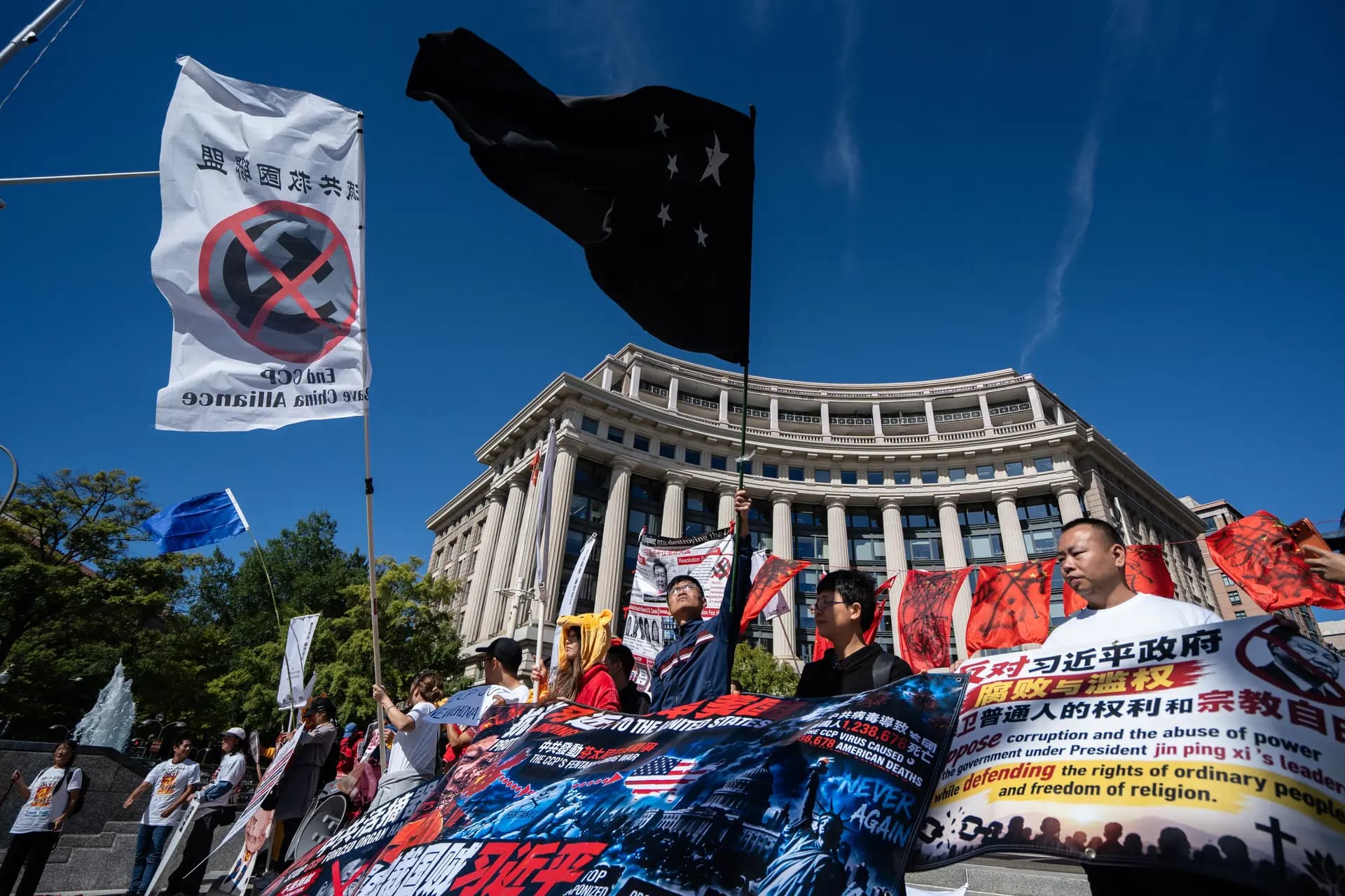 Activistas prodemocráticos protestan contra la visita de Estado del líder chino Xi Jinping frente a los Archivos Nacionales en Washington el 25 de septiembre de 2026. (Samira Bouaou/The Epoch Times)