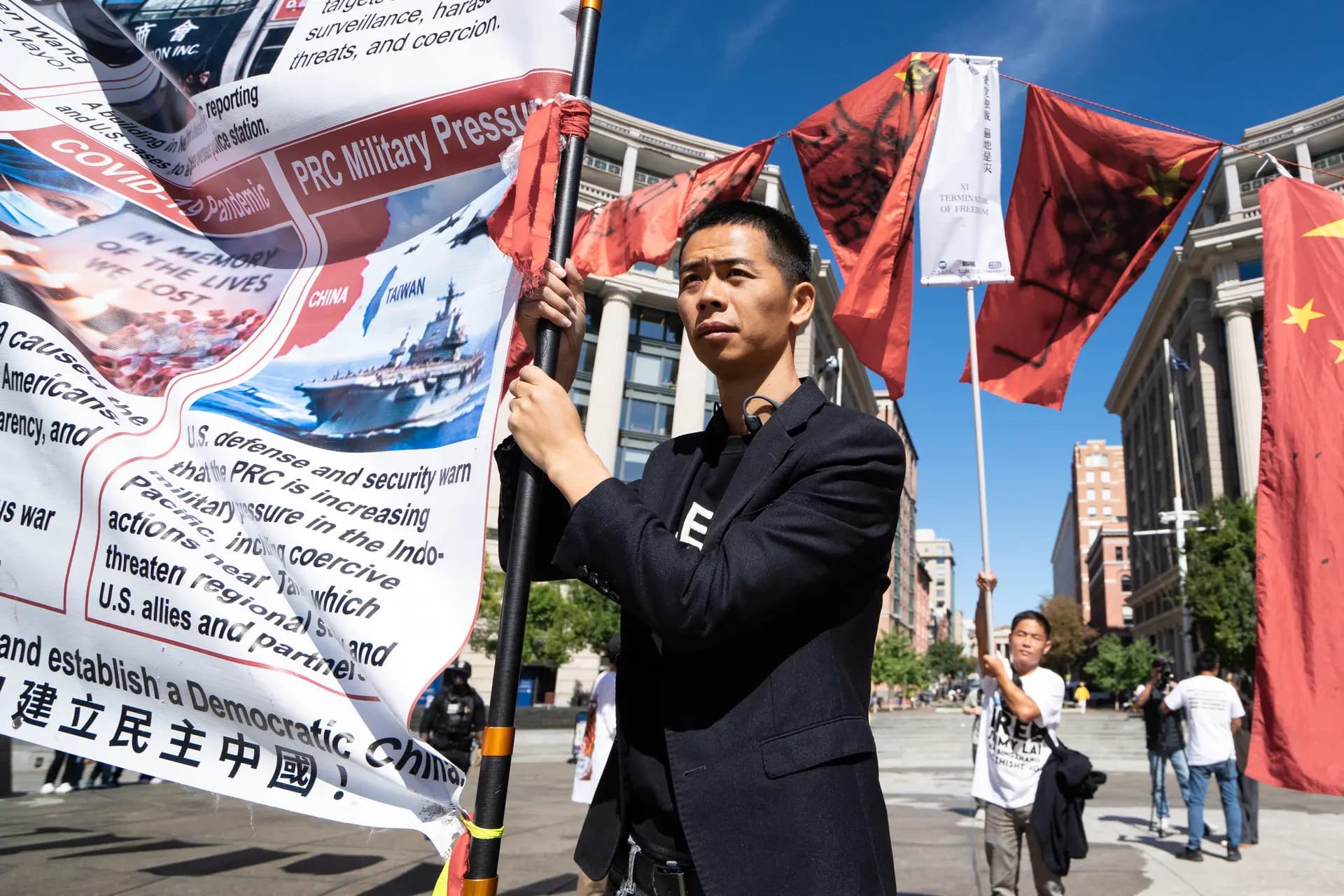 Activistas prodemocráticos protestan contra la visita de Estado del líder chino Xi Jinping frente a los Archivos Nacionales en Washington el 25 de septiembre de 2026. (Samira Bouaou/The Epoch Times)
