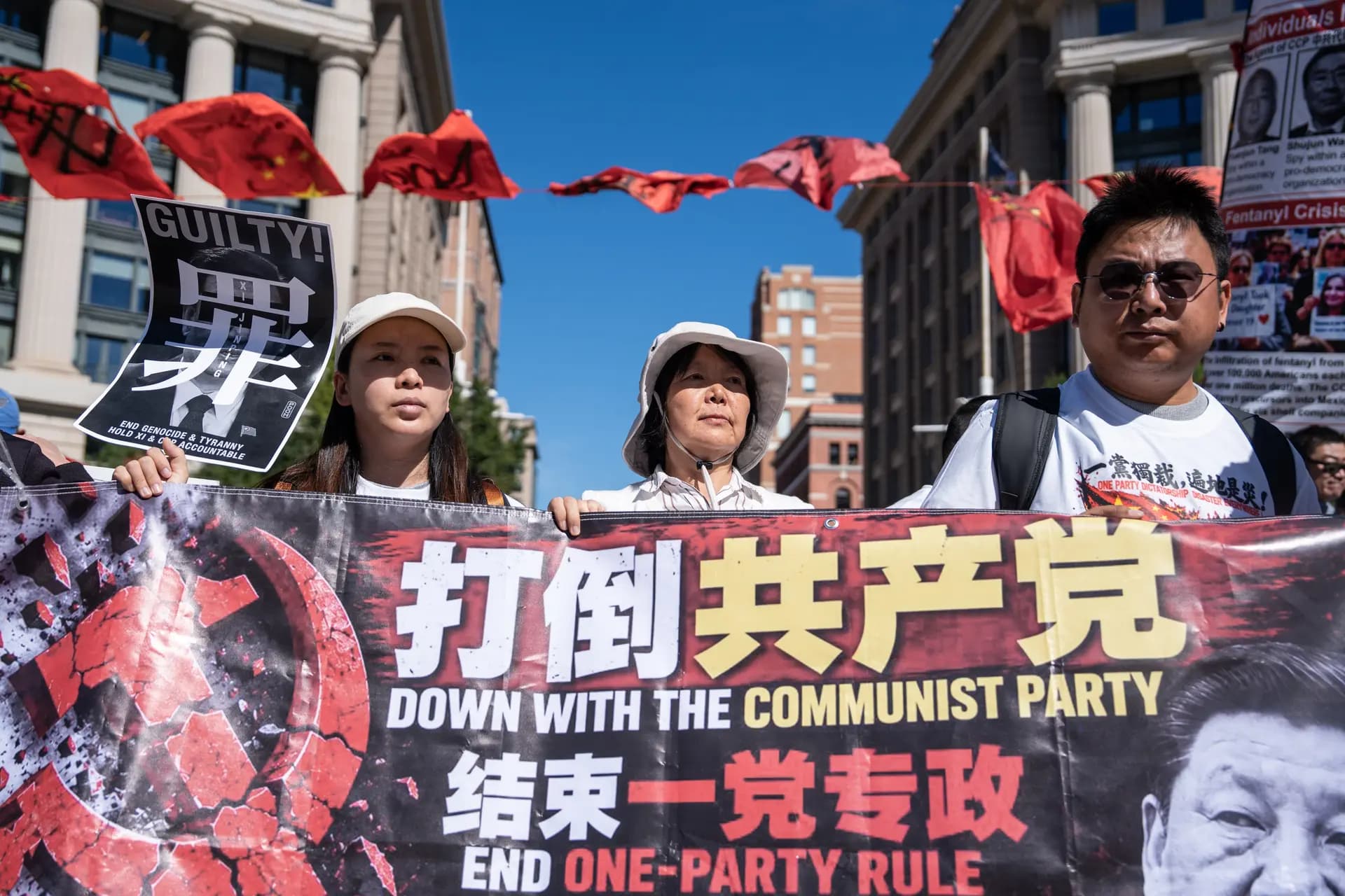 Activistas prodemocráticos protestan contra la visita de Estado del líder chino Xi Jinping frente a los Archivos Nacionales en Washington el 25 de septiembre de 2026. (Samira Bouaou/The Epoch Times)