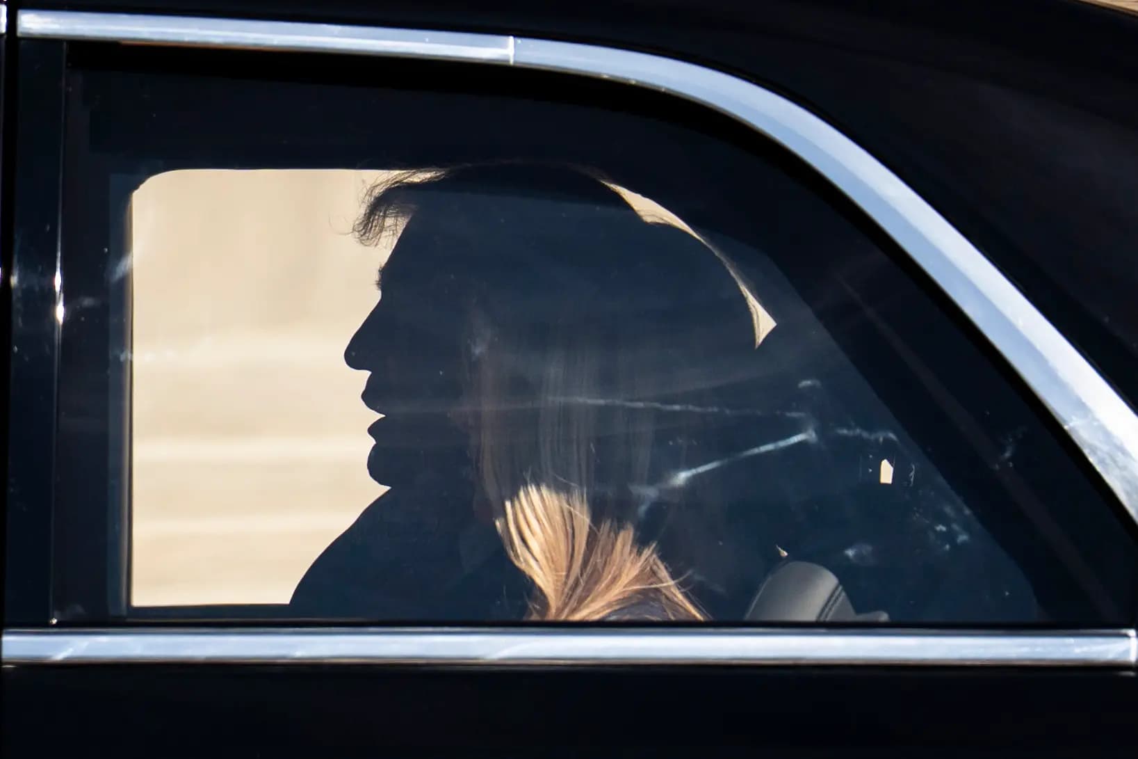 El presidente de EE. UU., Donald Trump, y la primera dama, Melania Trump, se despiden tras una visita a los Archivos Nacionales de EE. UU. junto al líder chino Xi Jinping y su esposa, Peng Liyuan, en Washington el 25 de septiembre de 2026. (Madalina Kilroy/The Epoch Times)