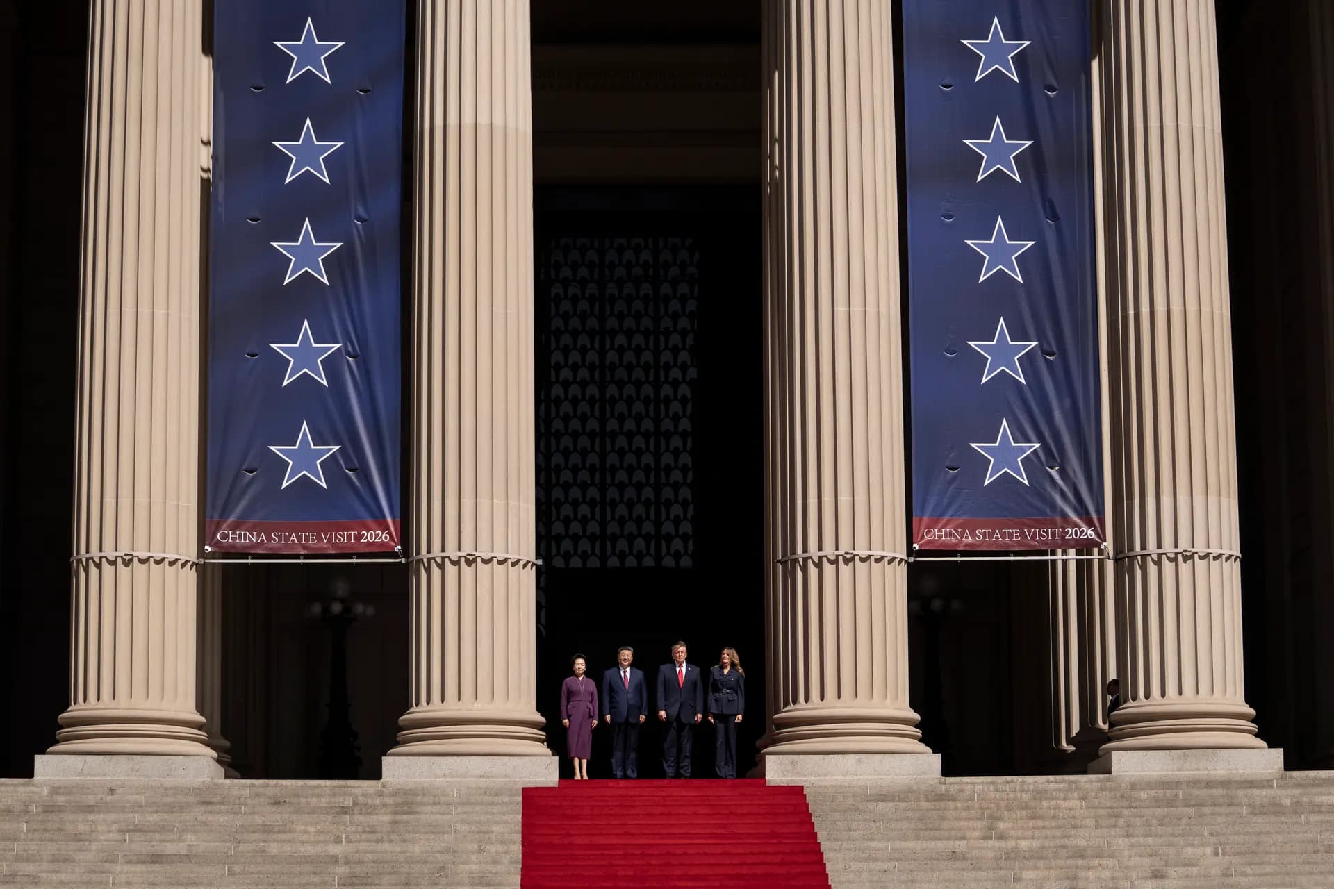 El presidente de EE. UU., Donald Trump; la primera dama, Melania Trump; el líder chino, Xi Jinping, y su esposa, Peng Liyuan, durante una visita a los Archivos Nacionales de EE. UU. en Washington el 25 de septiembre de 2026. (Madalina Kilroy/The Epoch Times)