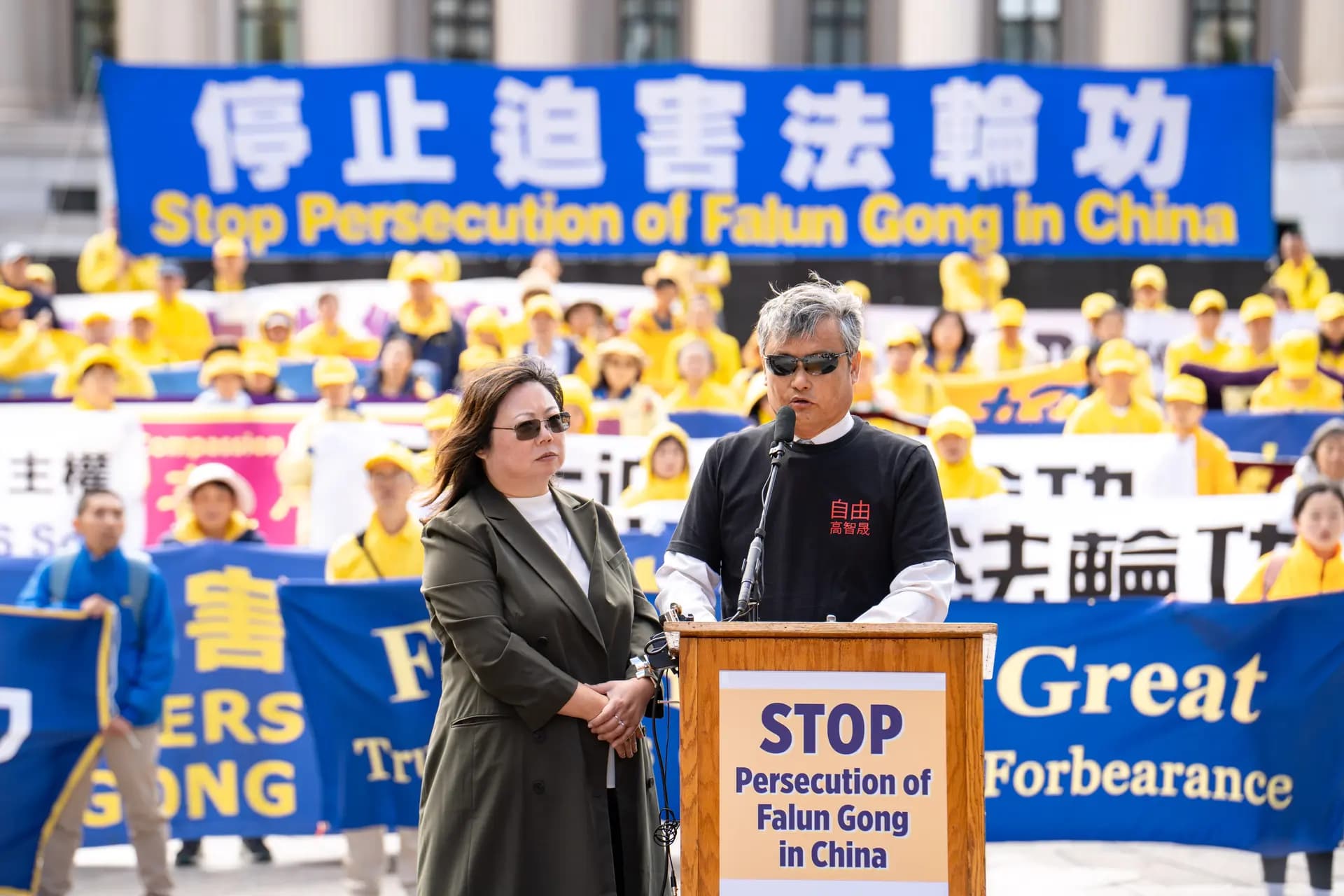 Chen Guangcheng, un abogado ciego y autodidacta del noreste de China, habla a través de un traductor en una manifestación para exigir el fin de la persecución de Falun Gong por parte del Partido Comunista Chino, durante la visita de Estado del líder chino Xi Jinping a Washington el 24 de septiembre de 2026. (Samira Bouaou/The Epoch Times)