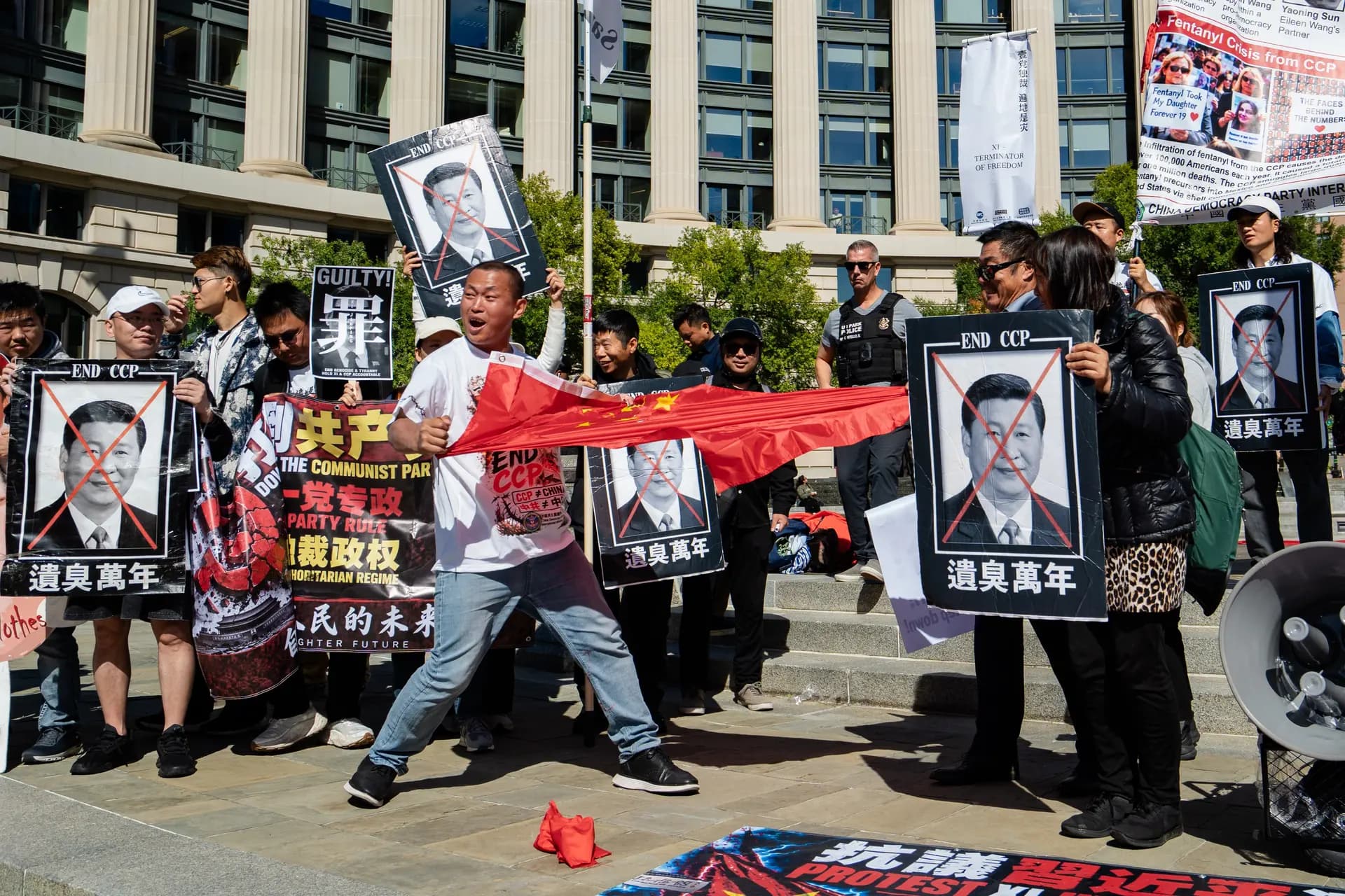 Activistas prodemocráticos protestan contra la visita de Estado del líder chino Xi Jinping frente a los Archivos Nacionales en Washington el 25 de septiembre de 2026. (Samira Bouaou/The Epoch Times)