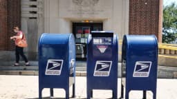 Acusan a exempleados del USPS de presuntamente robar más de 200 tarjetas de regalo