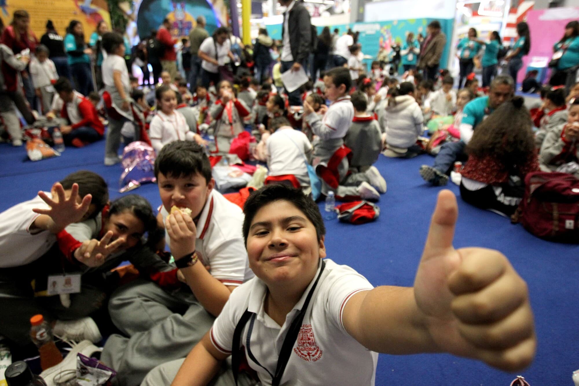 Un grupo de estudiantes visita la Feria Internacional del Libro de Guadalajara, en la ciudad mexicana de Guadalajara, el 29 de noviembre de 2018. (ULISES RUIZ/AFP vía Getty Images)