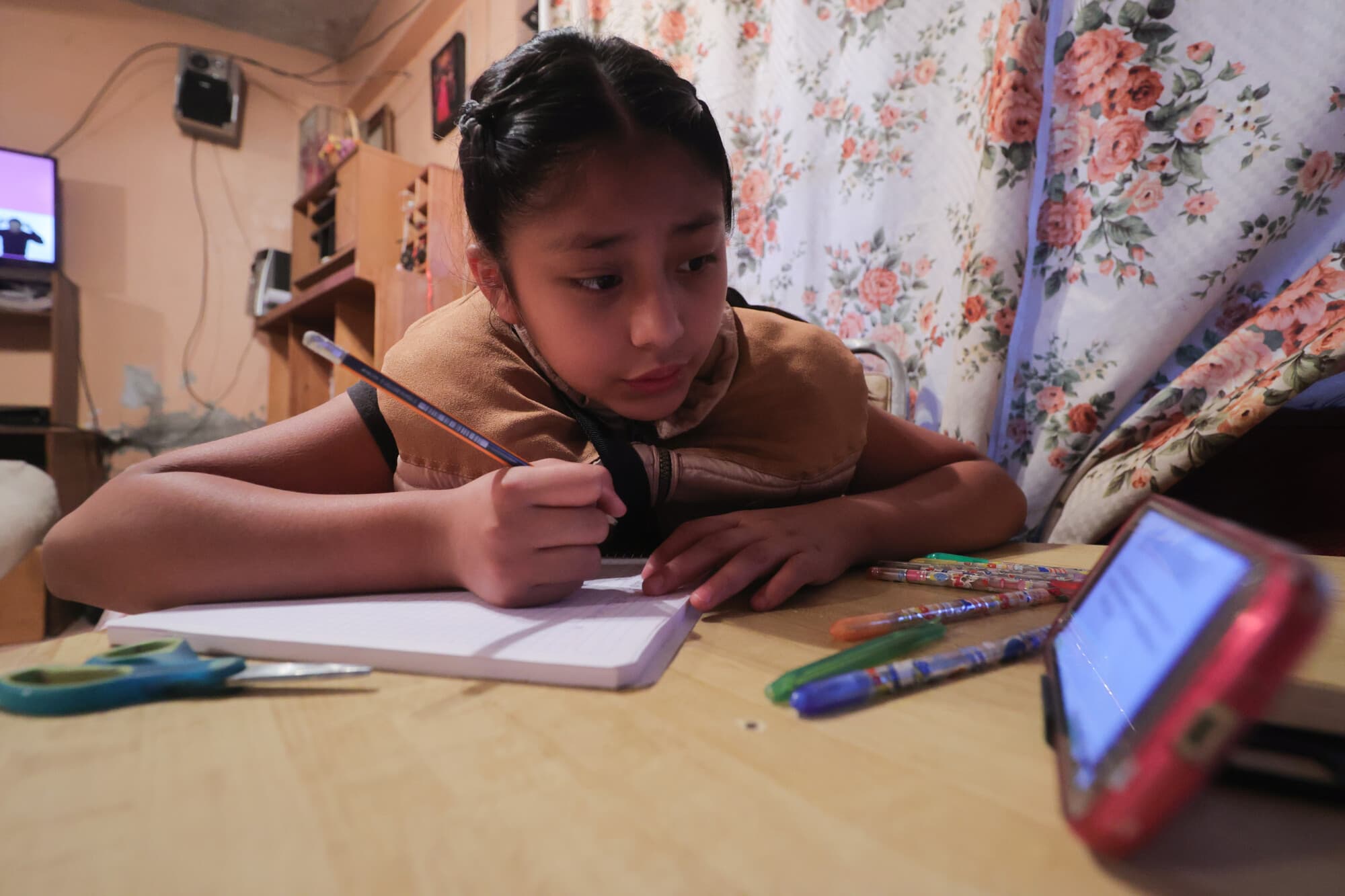 Martha, que cursa quinto de primaria, usa el celular como herramienta escolar el 24 de agosto de 2020 en Ecatepec, México. (Héctor Vivas/Getty Images)