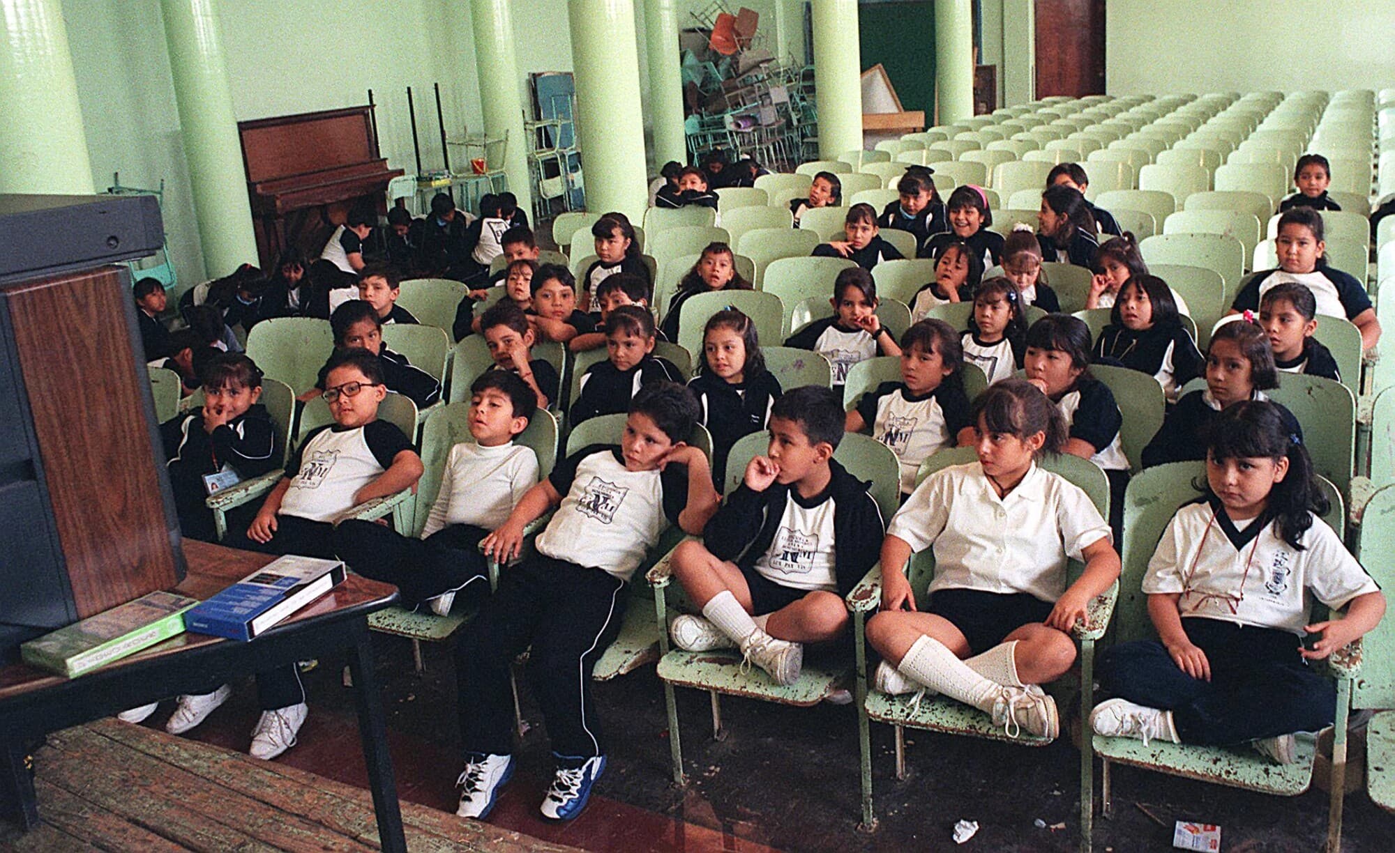 Los niños de una escuela primaria local en Ciudad de México ven una cinta de vídeo durante el recreo. (LAURA CANO / AFP a través de Getty Images)